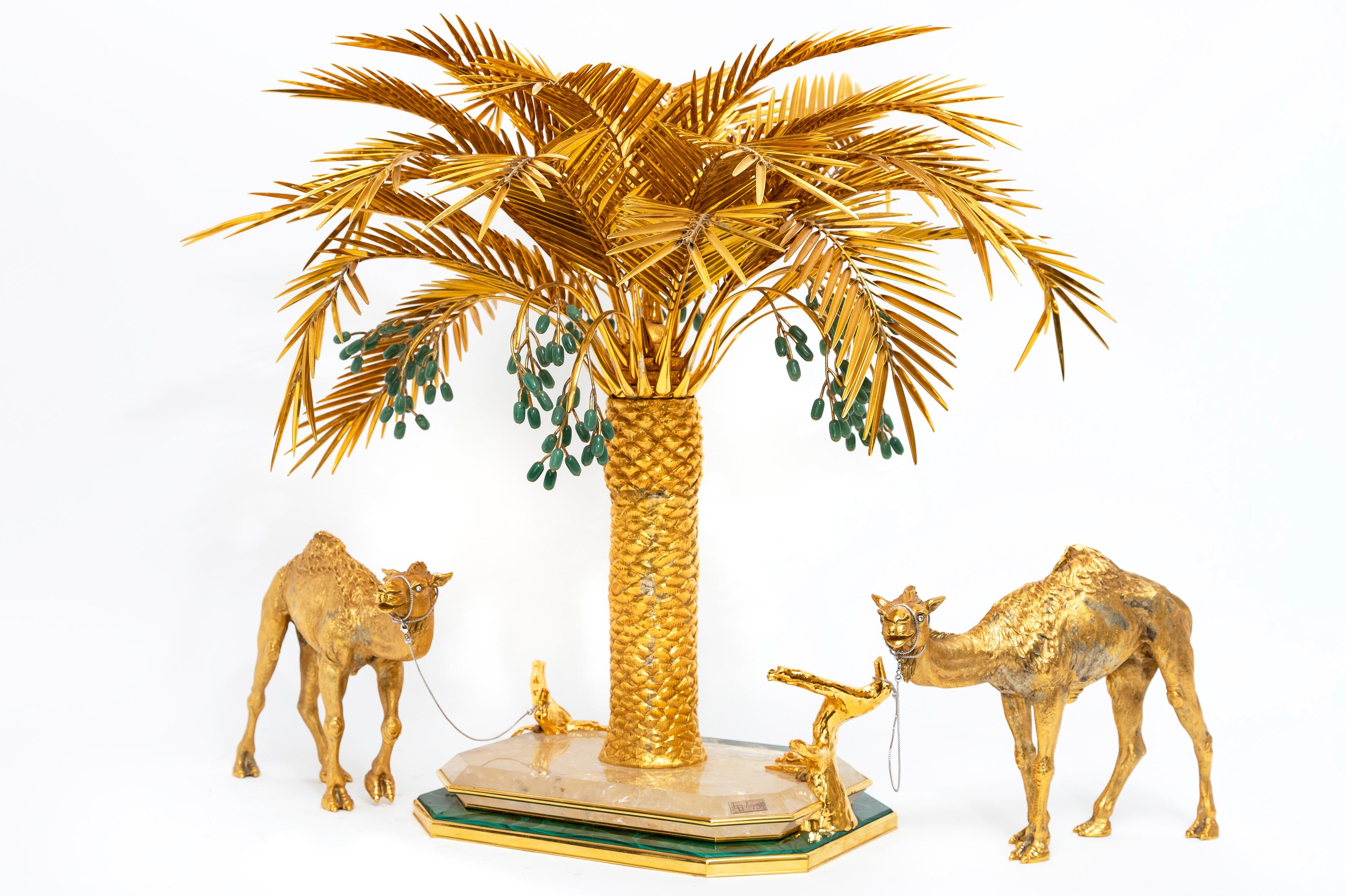 Ein prächtiges und recht seltenes englisches Asprey signiertes orientalistisches Motiv-Meisterwerk mit Dessertpalme und paketvergoldeten Silberkamelen mit Diamantaugen.  Das Gebäude wurde von dem renommierten Londoner Unternehmen Asprey im