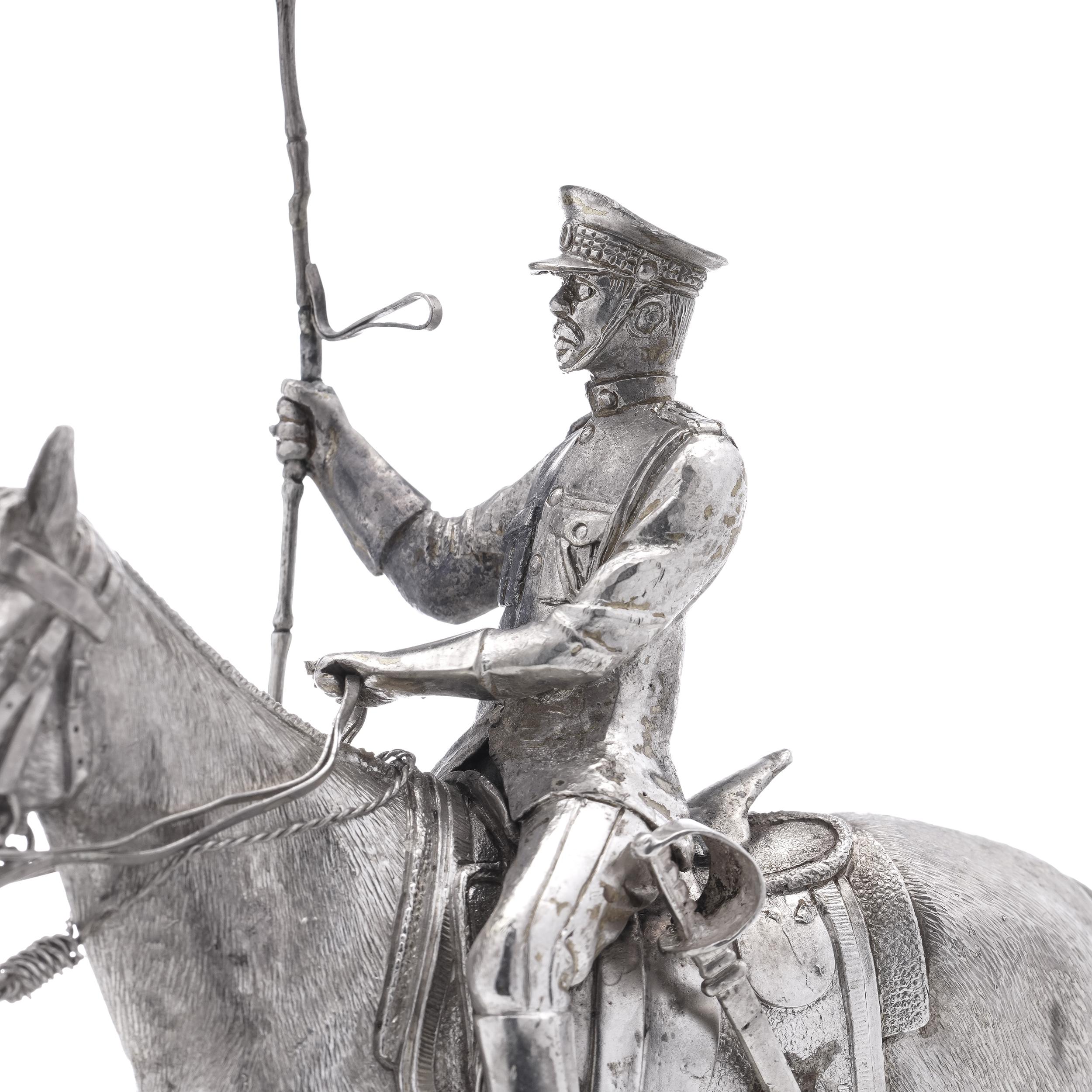 Asprey Coppia di statuette in argento massiccio a cavallo su base di marmo, Londra, 1977 in vendita 3