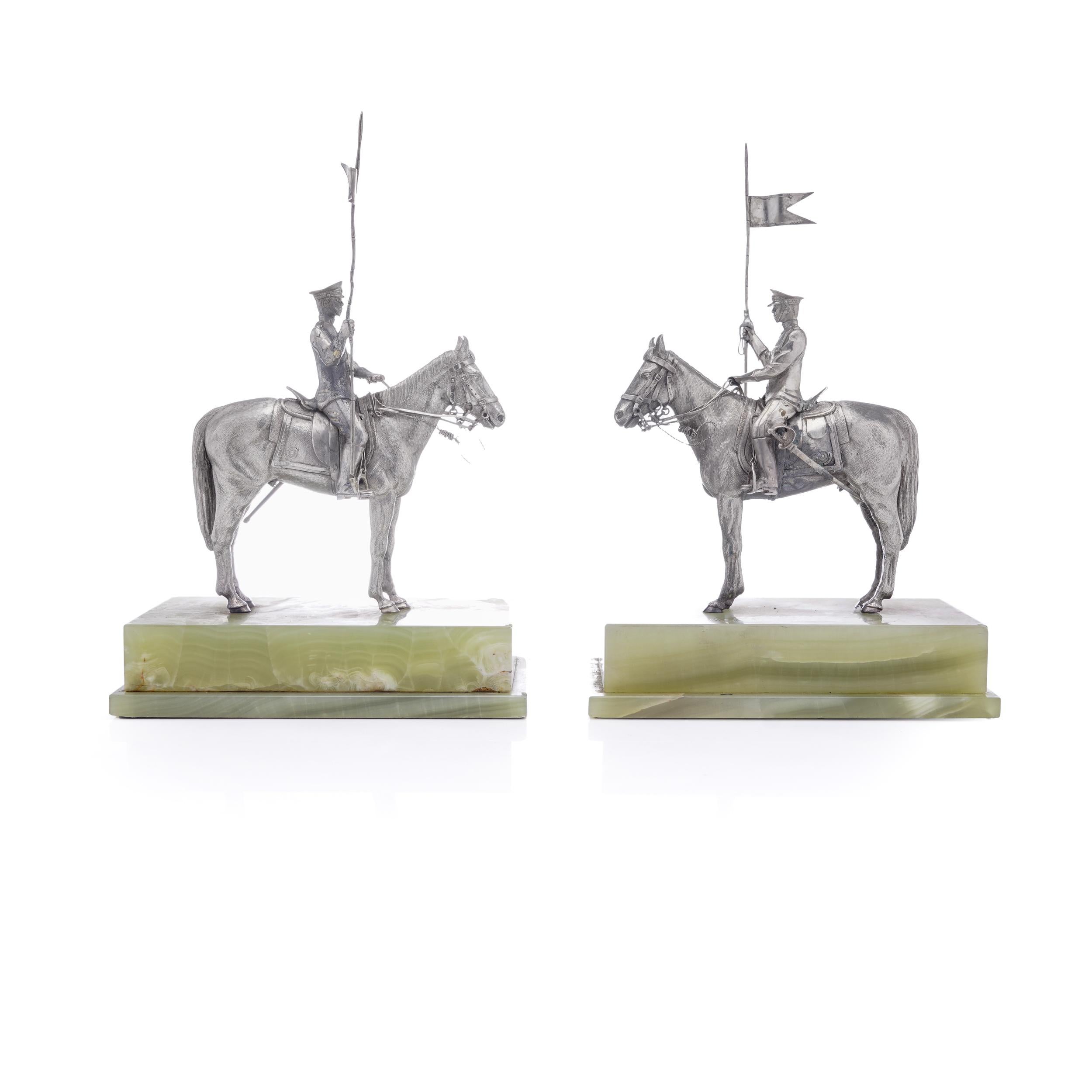 Britannique Paire de figurines d'Asprey en argent massif chevauchant ou chevauchant sur socle en marbre, Londres, 1977 en vente