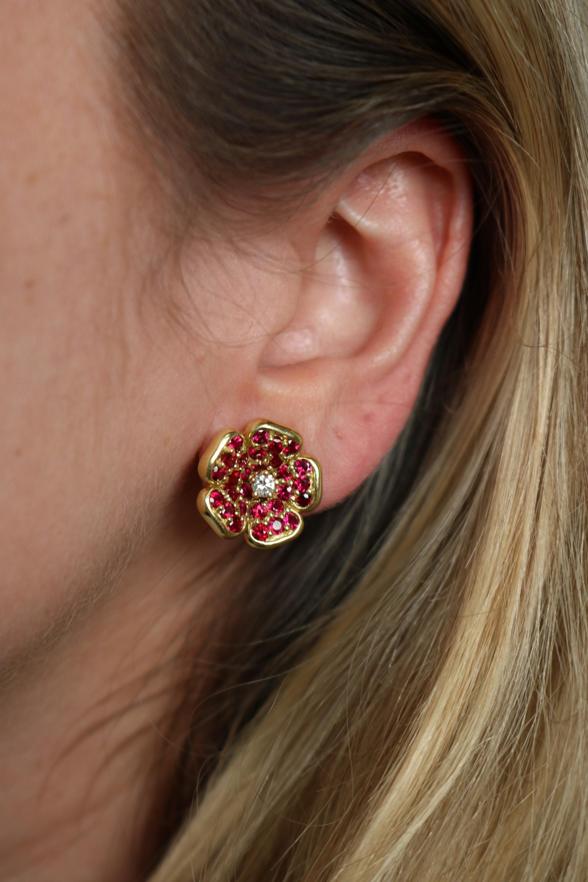 Orecchini Asprey con diamanti e rubini Motivo floreale in oro giallo 18 carati ~2.43ctw

Realizzati in oro giallo 18 carati, questi orecchini presentano un design floreale accentato da vibranti rubini rossi a taglio rotondo per un totale di 2,25