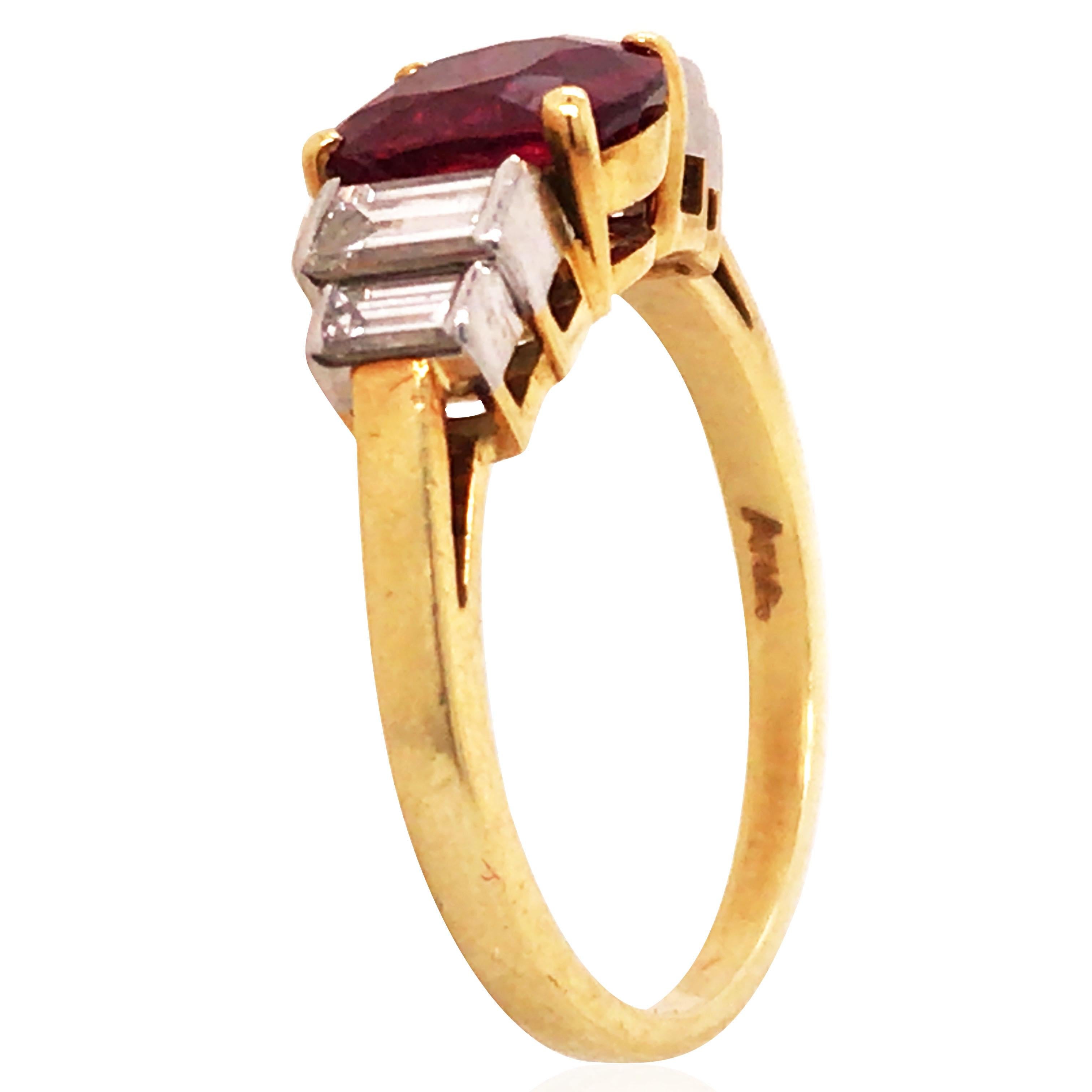 Cushion-shaped ruby approx. 2.0ct, baguette diamonds. Ring size: 6.5.

Stamp: British hallmarks, sponsor's mark for Asprey