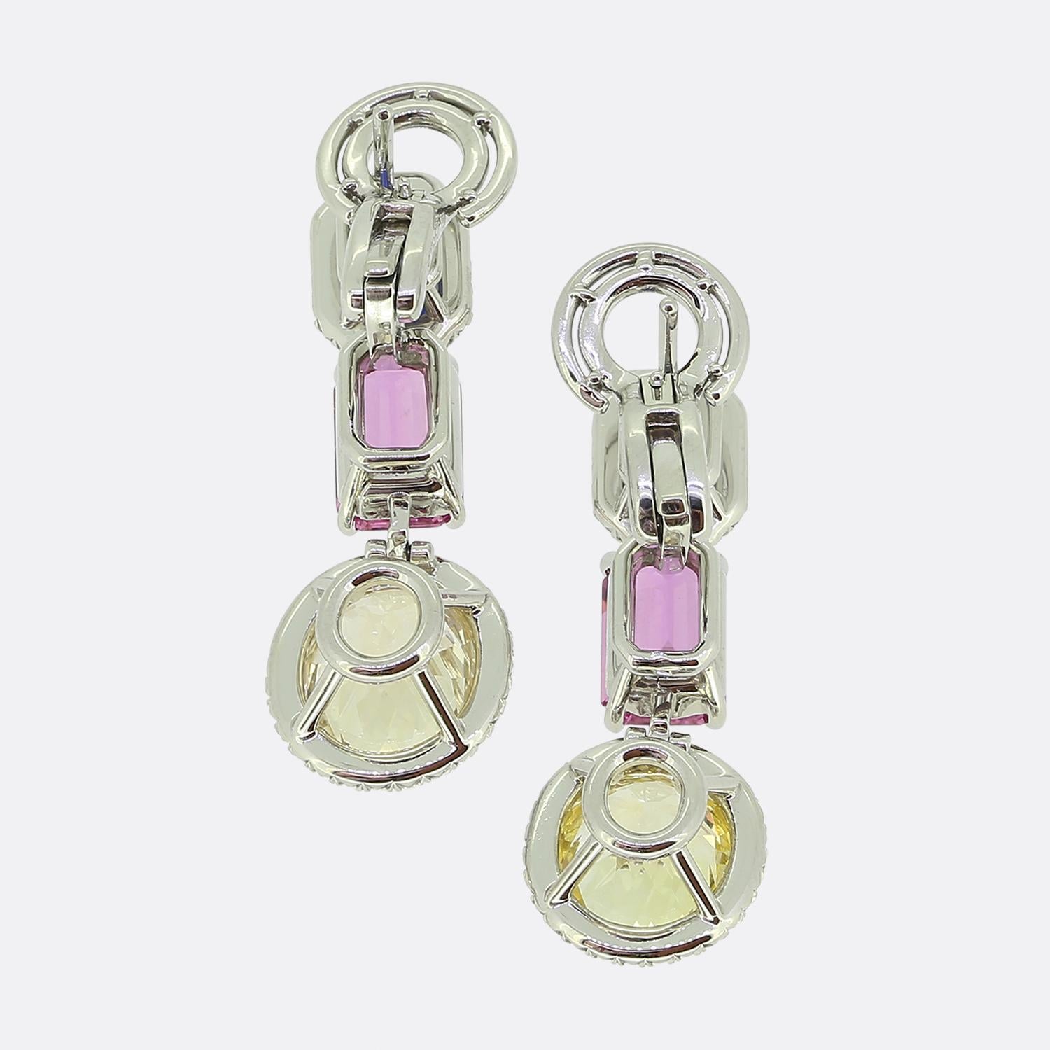 Ecco un opulento paio di orecchini a goccia con zaffiri tricolore. Questa vera meraviglia dell'arte è realizzata in squisito oro bianco e platino 18ct. Entrambi gli orecchini identici riuniscono il fascino degli zaffiri blu intenso, il fascino