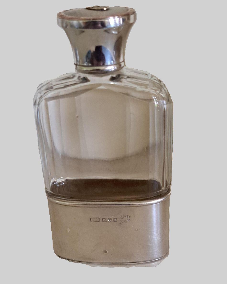 Asprey  Fiaschetta in argento e oro, Chester  1912
Fiaschetta in argento e oro di Asprey's of London, Chester, datata 1912, circa 12 x 6 CMS.
Questa fiaschetta è particolarmente attraente  e sarebbe perfetta per essere usata in città o per lunghe