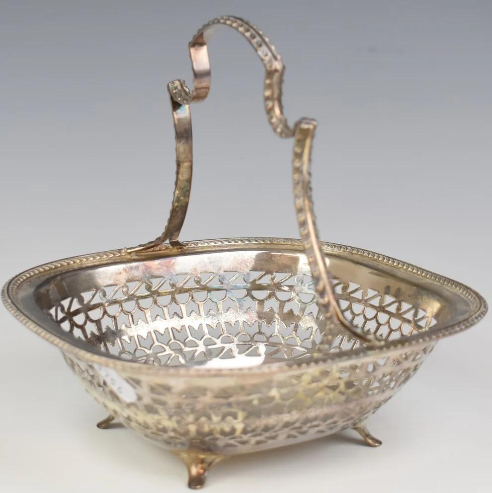 Cesta de plata Asprey George V con decoración calada y borde estriado, Sheffield 1913, altura 17 cm, peso 317 g
en muy buen estado y sólo leves signos de envejecimiento y uso
como era de esperar. Sellado y marcado  Asprey también. Esta es una buena
