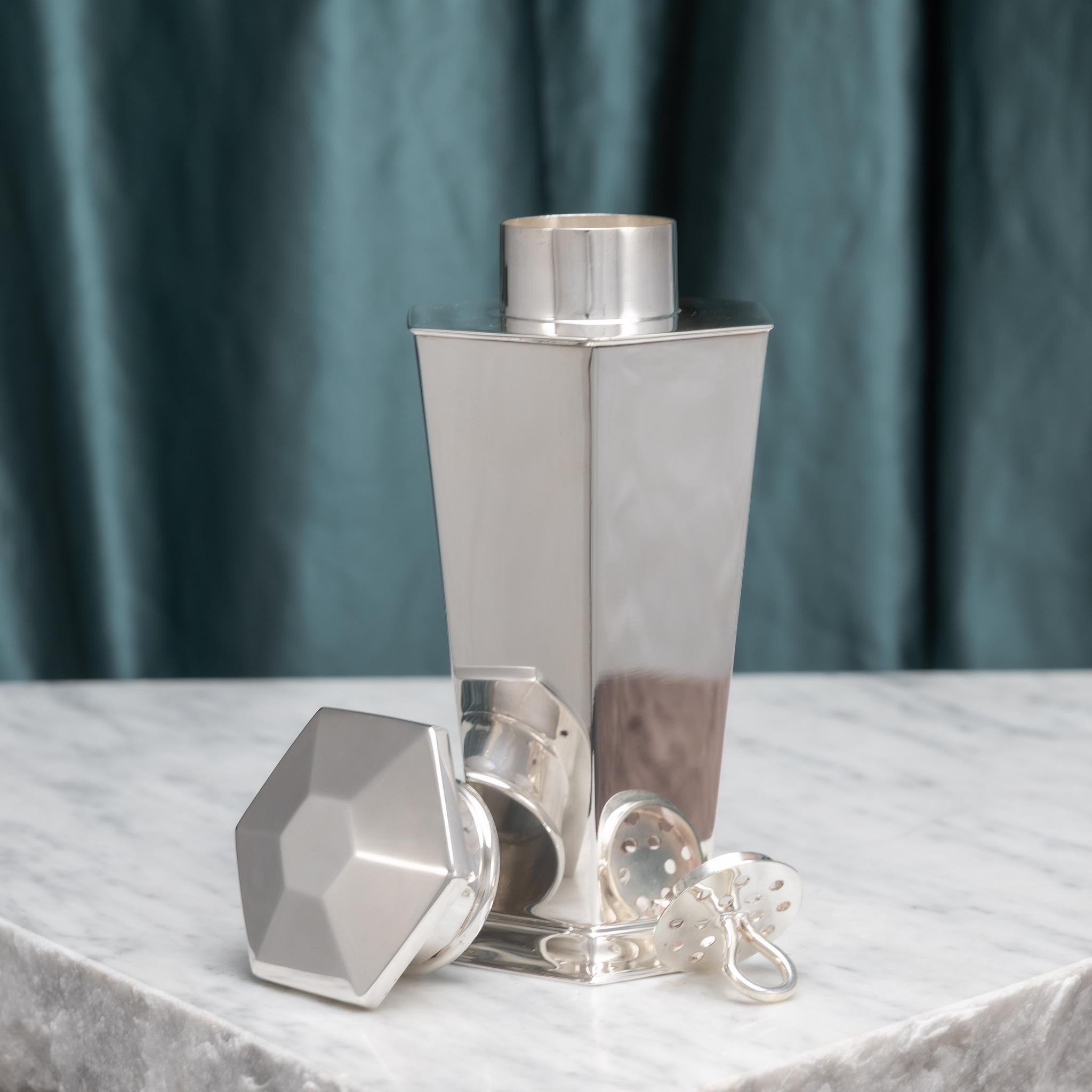 Art deco silver plated shaker with a lift-off cap and a removable strainer inside to filter the cocktail upon serving. Made, and originally retailed, by Asprey of Bond Street. Circa 1930. Made from a heavy gauge of silver plate, lovely