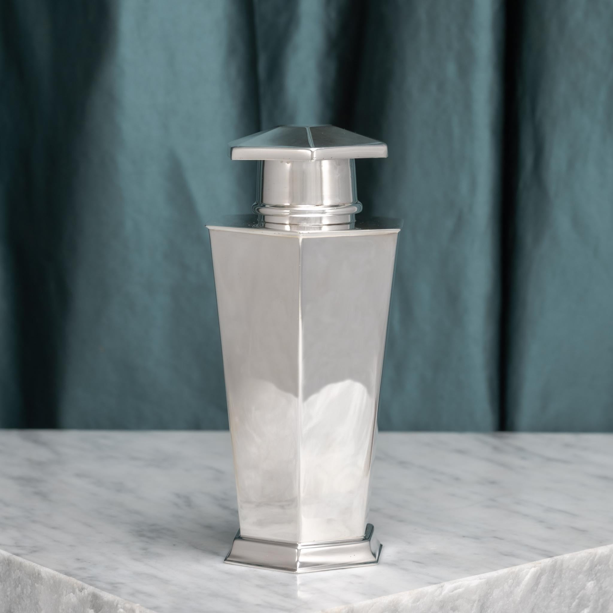 Asprey Silver Plated Hexagonal Cocktail Shaker, Circa 1930. In Good Condition For Sale In London, GB