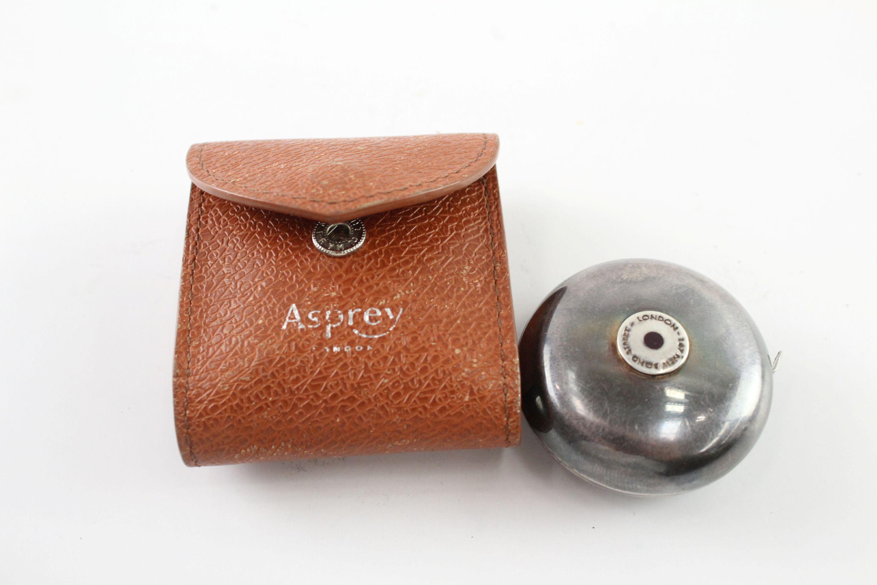Eine feine Asprey von London Hallmarked .925 Sterling Silber Taschenbandmaß mit Leder  Fall. Die  Gewicht der Maßnahme ist
 47g ohne Gehäuse. Der Durchmesser beträgt 5,2cm. 
Das Maßband ist in einem guten gebrauchten Zustand. Es sind sichtbare
