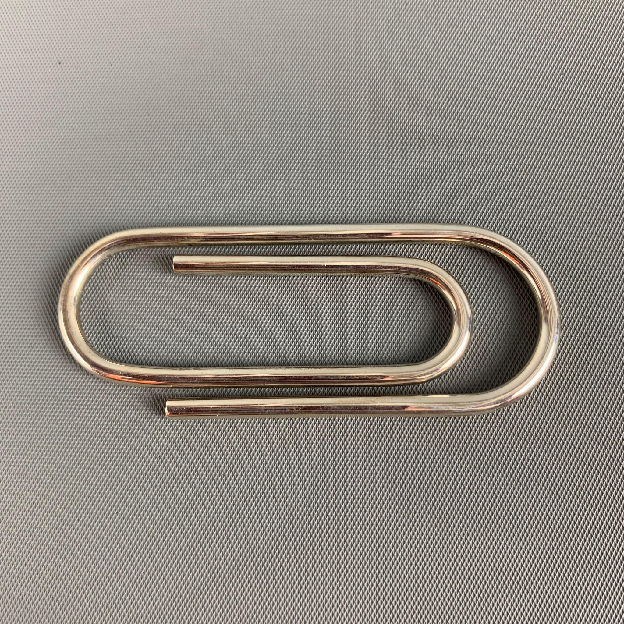 ASPREY money clip comes in a sterling sliver featuring a paper clip design. Includes box. 

Good Pre-Owned Condition.
Marked: 925

Measurements:

6.8 cm. x 2.7 cm. 