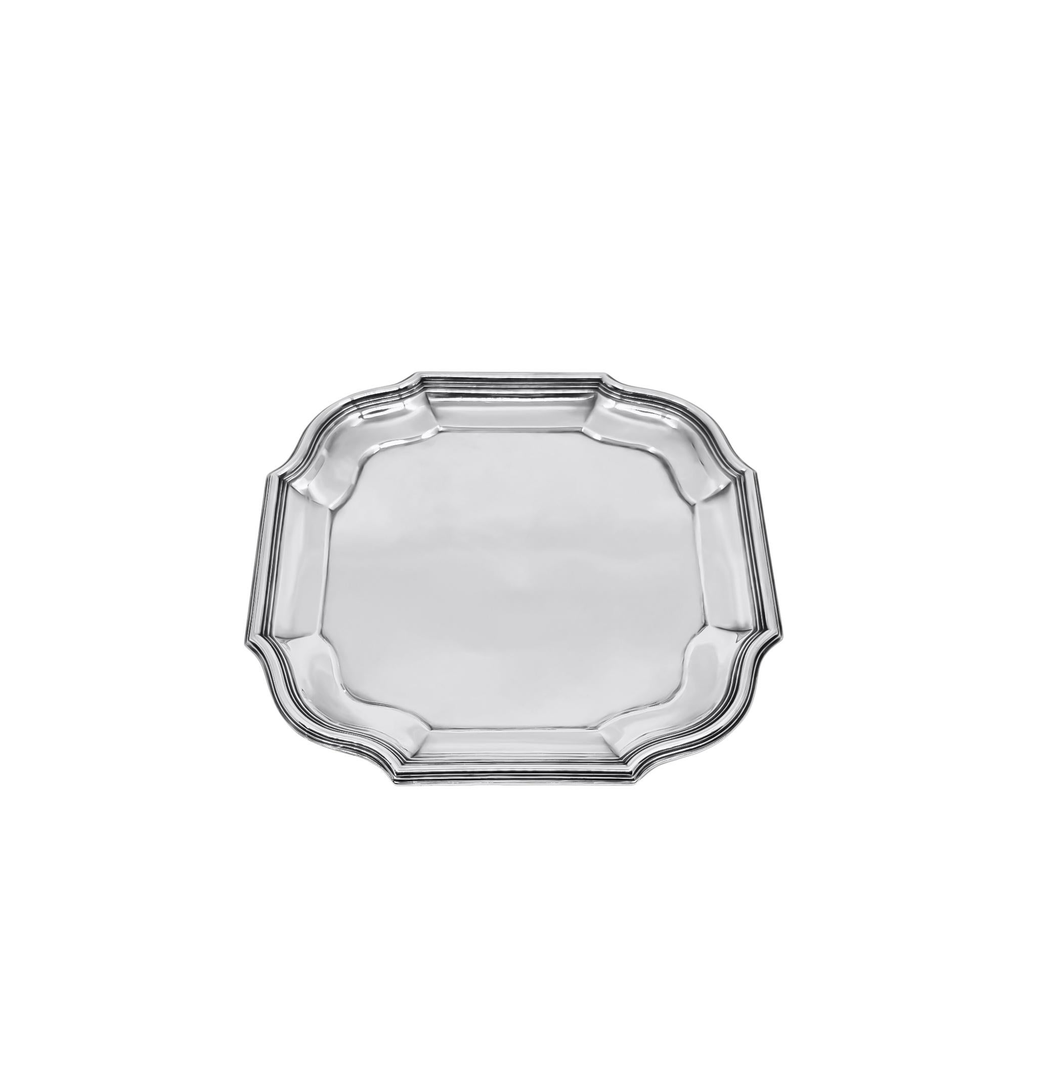 Un porte-gâteau en argent sterling Britannia (95,833 %) d'Asprey of London. Cette pièce élégante fabriquée à la main fait partie d'un ensemble de quatre supports assortis, chacun vendu séparément. Doté d'un pied colonne à huit côtés et d'un bord