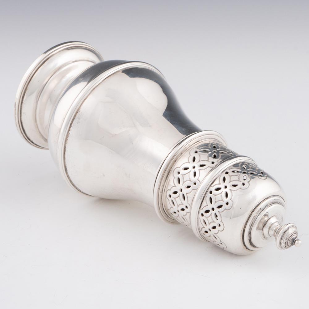 Überschrift : Asprey Silber Zuckersieb
Datum: 1928 in London für Asprey gestempelt
Zeitraum : Georg V.
Herkunft : London, England
Dekoration : Durchbrochene, stilisierte Blumendekoration auf dem Deckel mit Eichelknauf. Balusterkörper und abgestufter