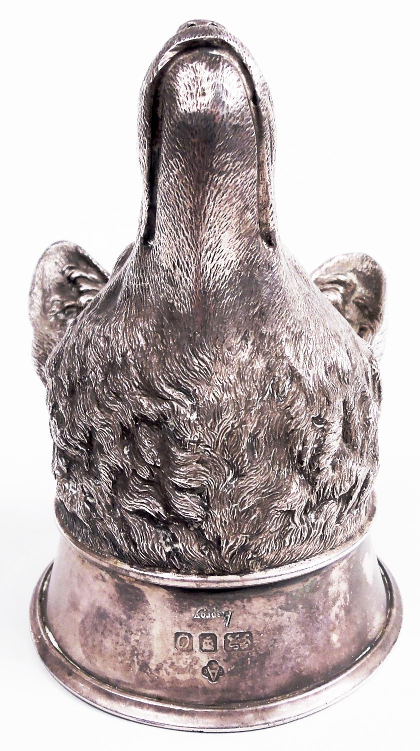 Coppa della staffa inglese in argento sterling, 1988. Ciotola in fusione a forma di testa di volpe con orecchie erette, occhi ravvicinati e muso lungo. Un animale dall'aspetto dolce che non sembra meritare il suo destino. Un bel pezzo dell'era