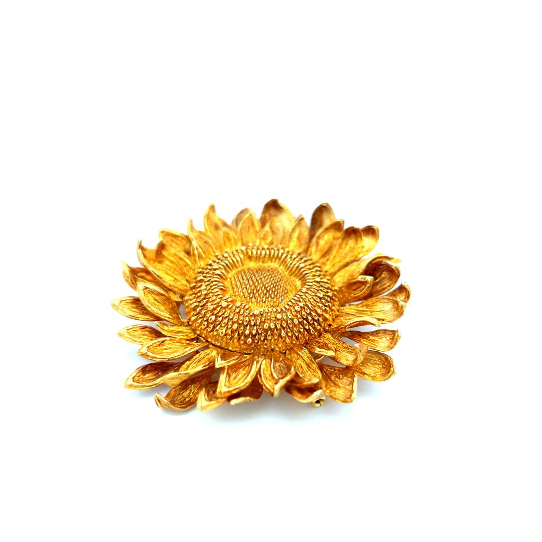 Spilla a girasole in oro giallo 18 carati Asprey Vintage da 66,20 grammi in vendita 4