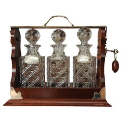 Asprey's 1920's Cut Glass Tantalus Decanter Set With Matching Silver Collars (Ensemble de carafes en verre taillé Asprey's 1920's avec colliers en argent assortis)