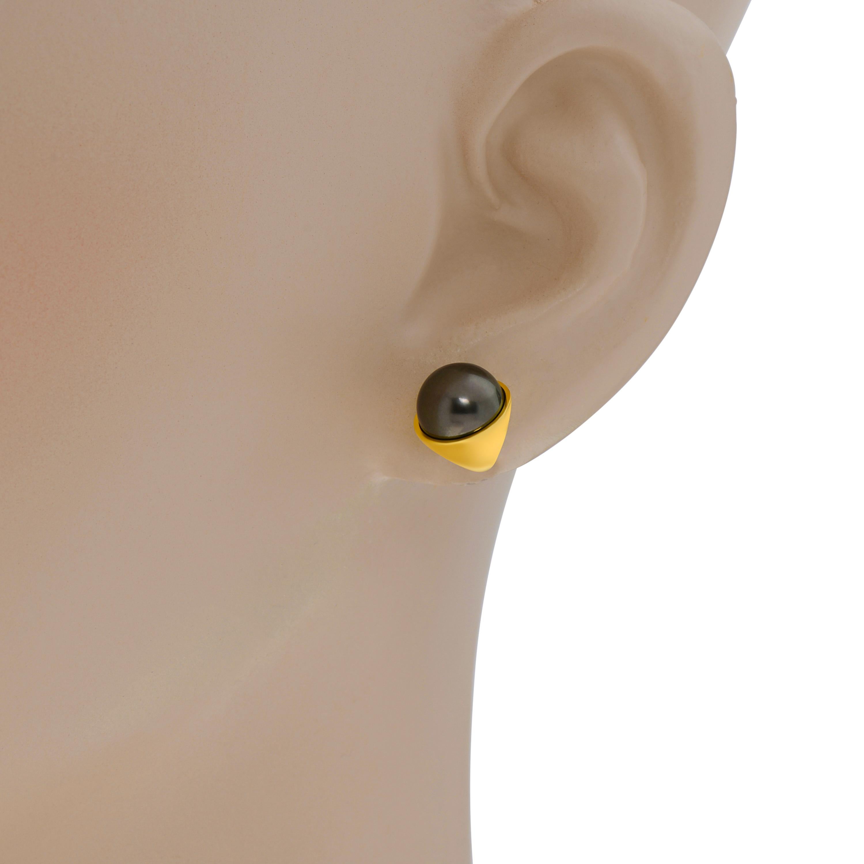 Assael 18K yellow gold single stud earring features an 8.5 - 8.75mm tahitian cultured pearl with a tapered setting. The decoration size is 3/8