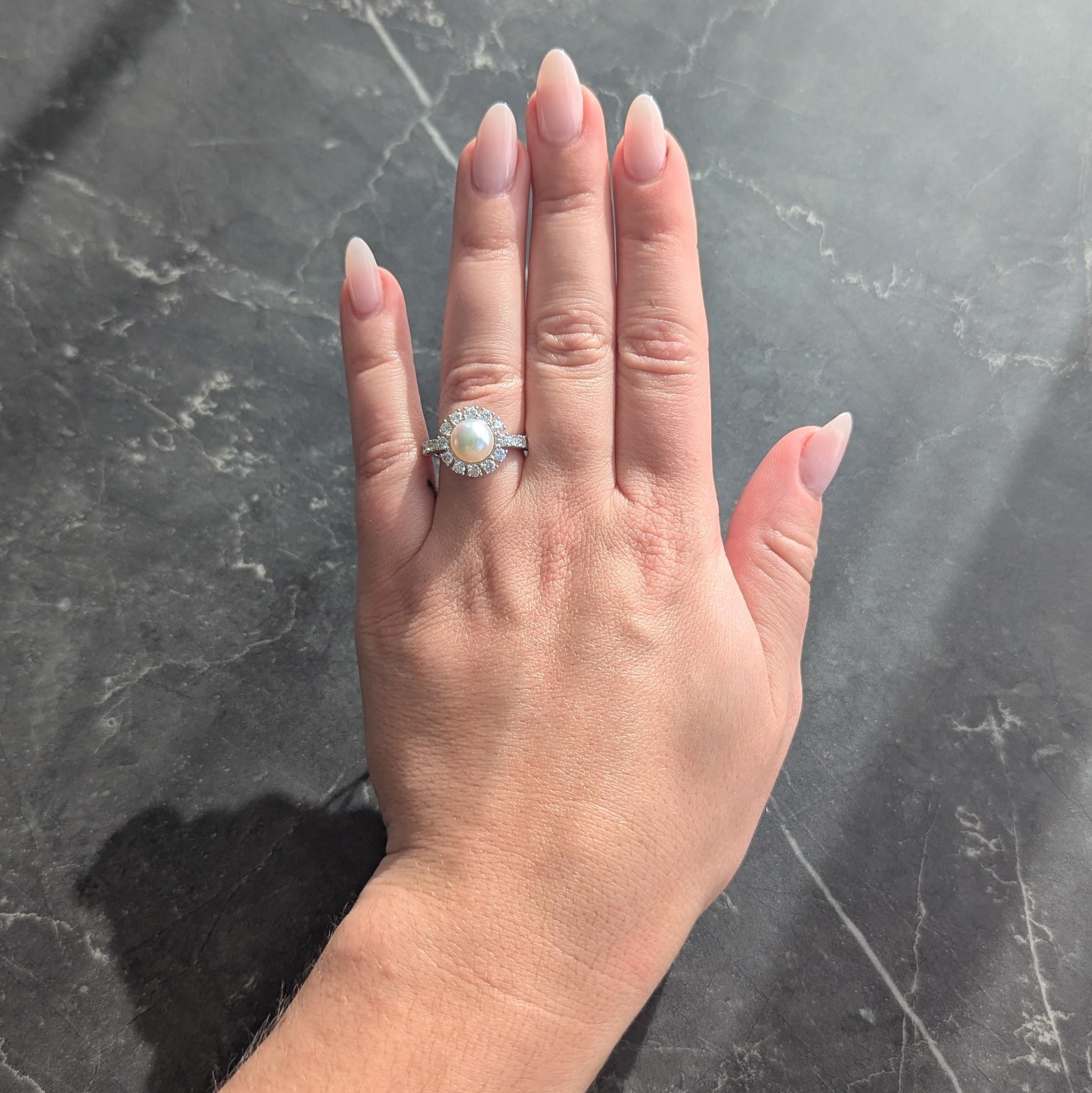 Disegnato come un anello a forma di aureola con al centro una perla rotonda dei Mari del Sud di 8,0 mm.
Il colore del corpo è bianco con una forte iridescenza e un'eccellente lucentezza.
Accentuati da un'aureola e da spalle con diamanti