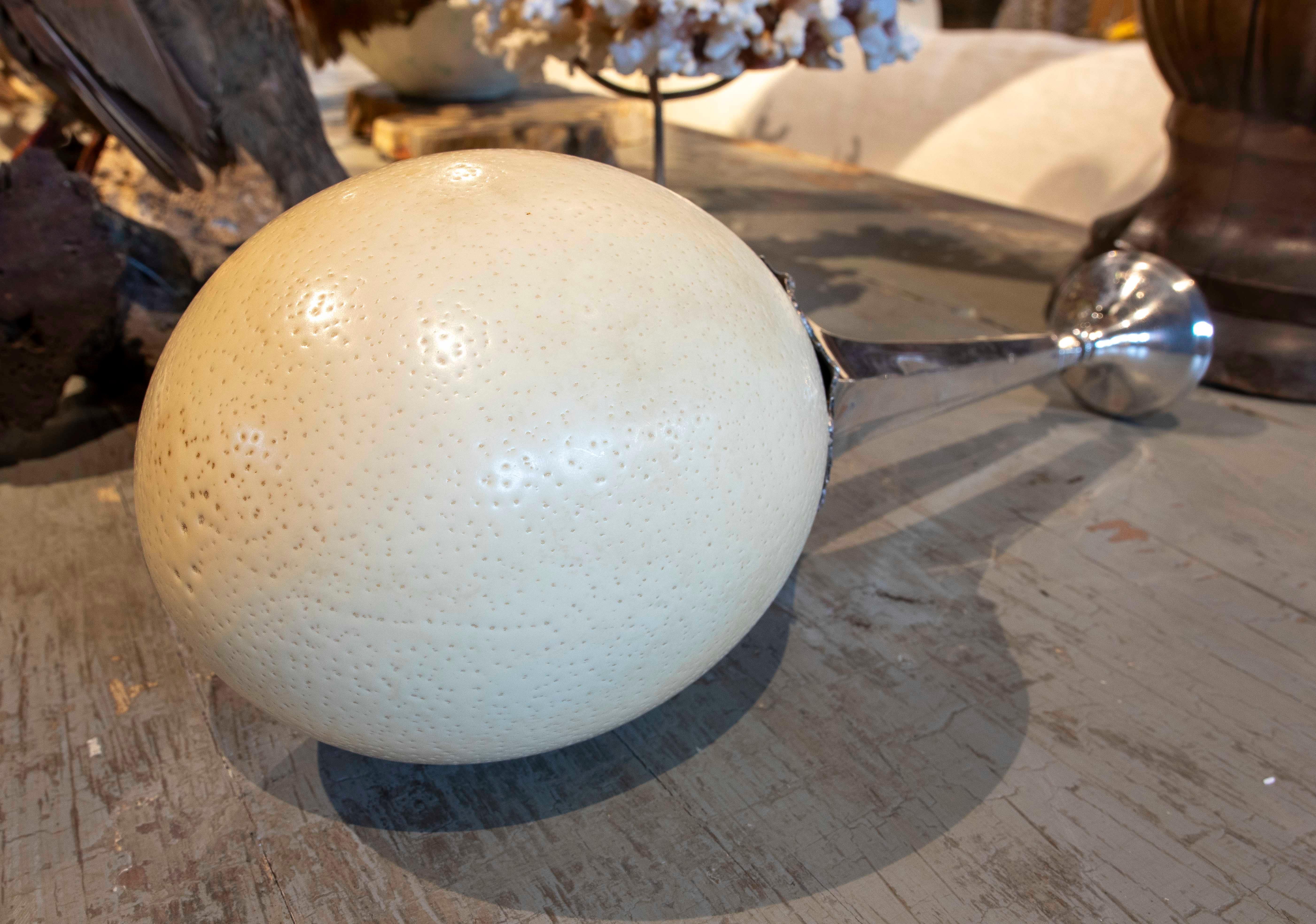 Scultura assemblata di uovo di struzzo antico con base in argento in vendita 6