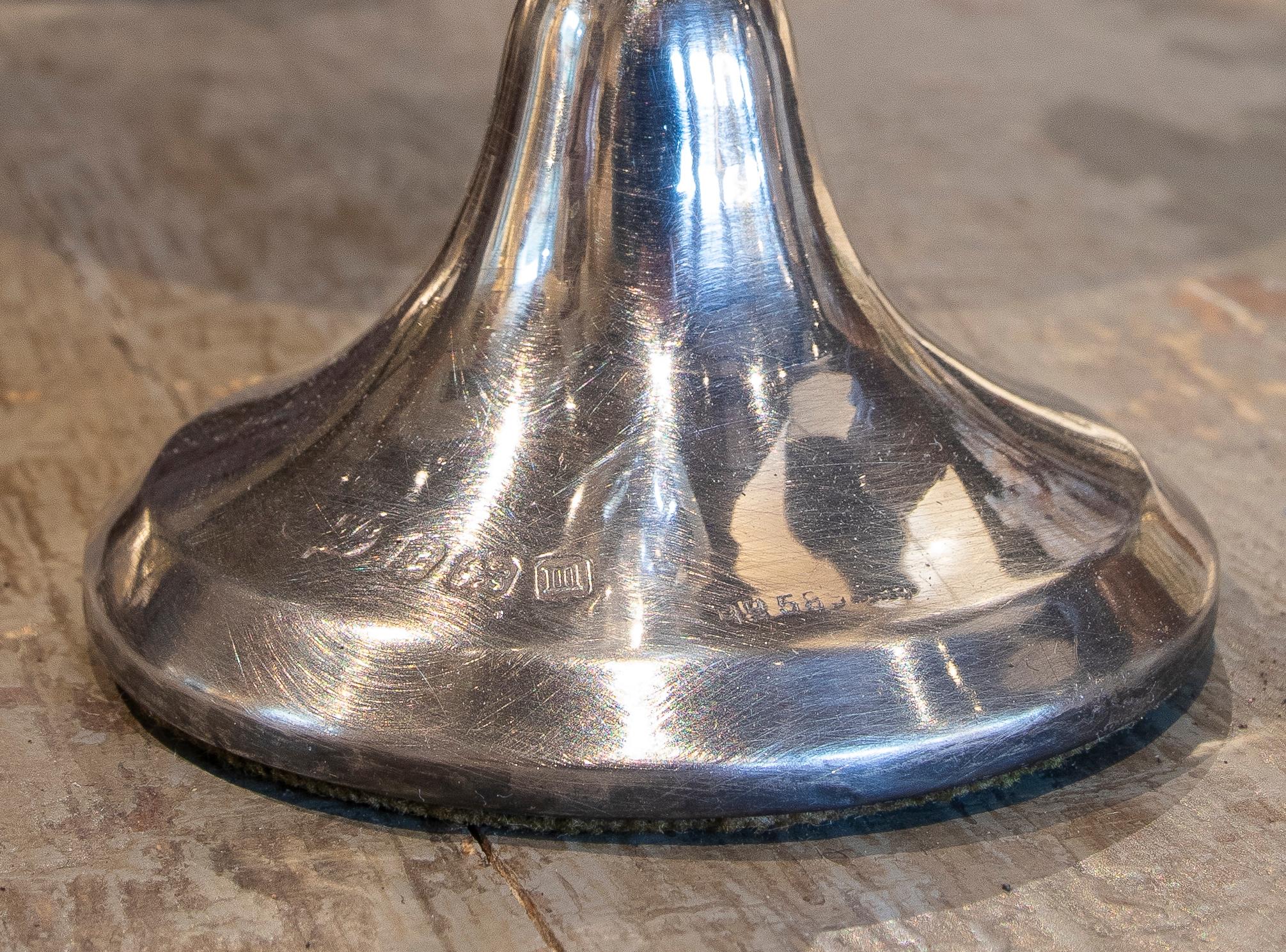 Scultura assemblata di uovo di struzzo antico con base in argento in vendita 1