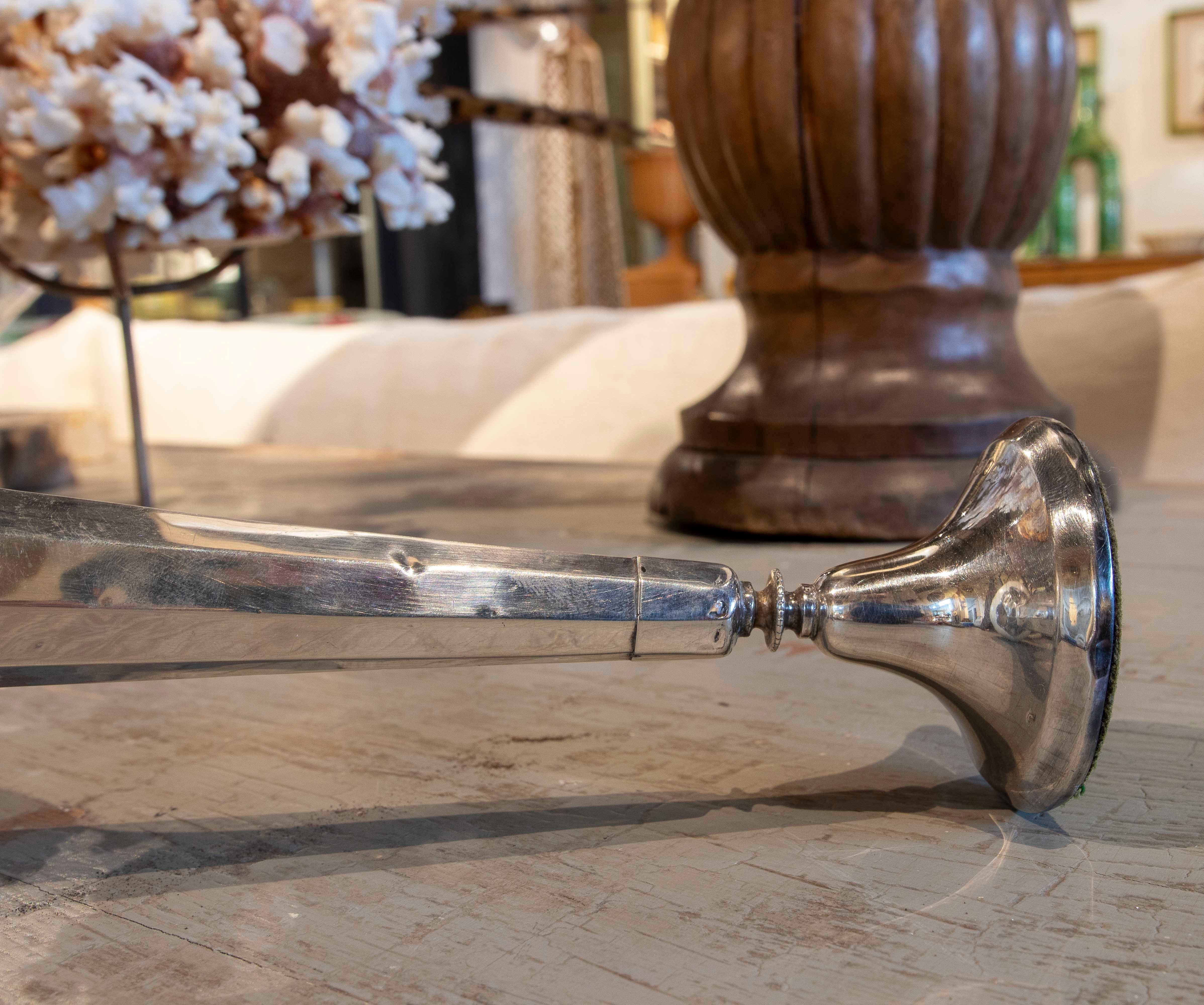 Scultura assemblata di uovo di struzzo antico con base in argento in vendita 4