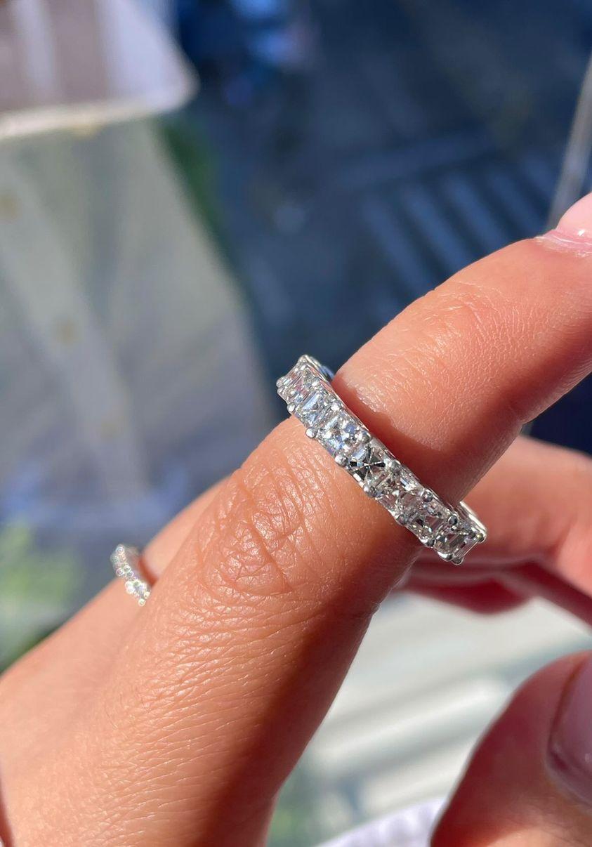 Dieses Ewigkeitsband mit einem Diamanten im Asscher-Schliff funkelt und verleiht Ihrem Outfit einen modernen und trendigen Touch. Die einzigartige Zackenfassung aus Platin rund um den Ring verleiht diesem Stück einen hohen Wert. Eine Mischung aus