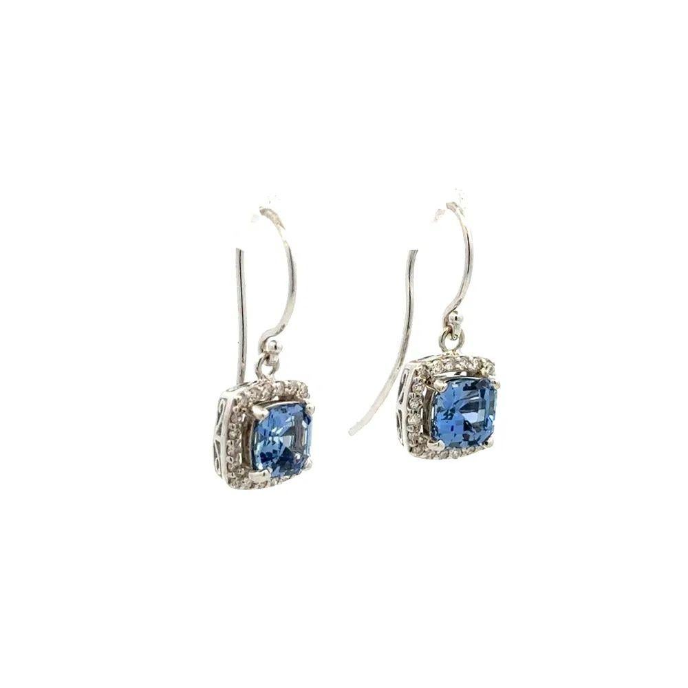 Semplicemente bello! Orecchini a goccia in oro con zaffiro Asscher Ceppylon e diamanti tondi taglio Brilliante. Incastonato a mano con 2,80tcw di zaffiri Asscher Ceylon e 0,50tcw di diamanti RBC. Splendidamente realizzato a mano in oro bianco 14K.
