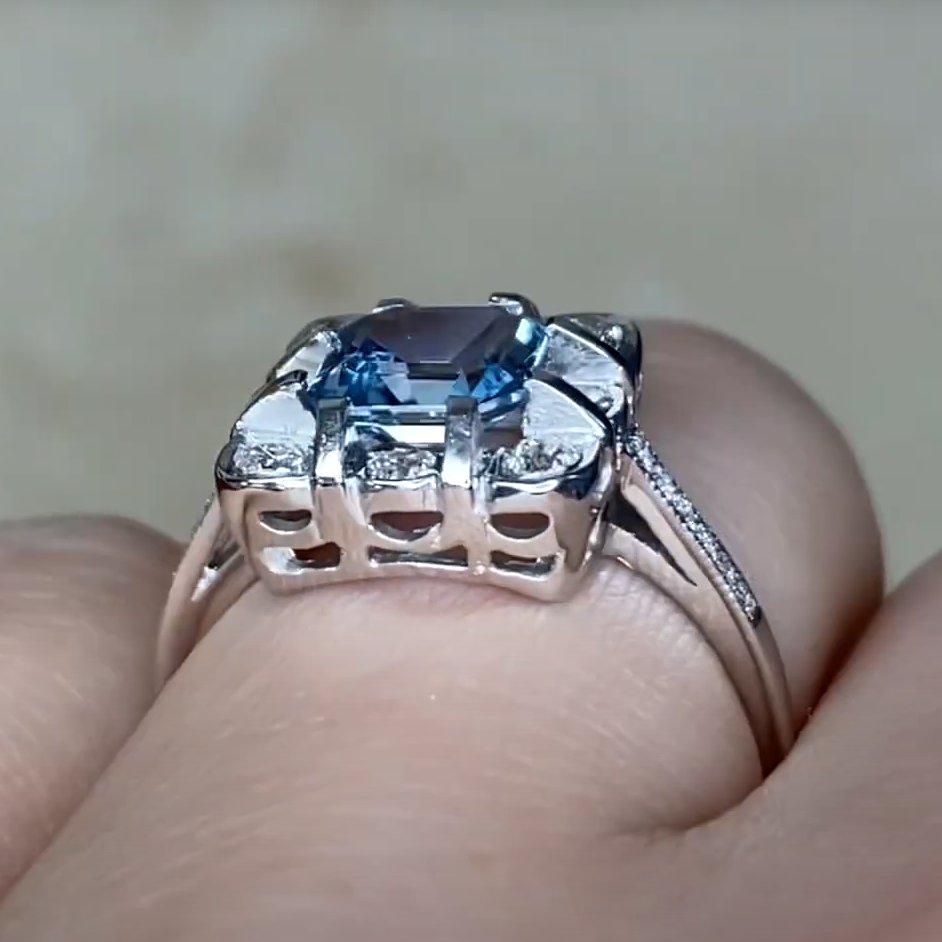 Bague de fiançailles Asscher taille aigue-marine (environ 0,80 carat), halo, platine Excellent état - En vente à New York, NY