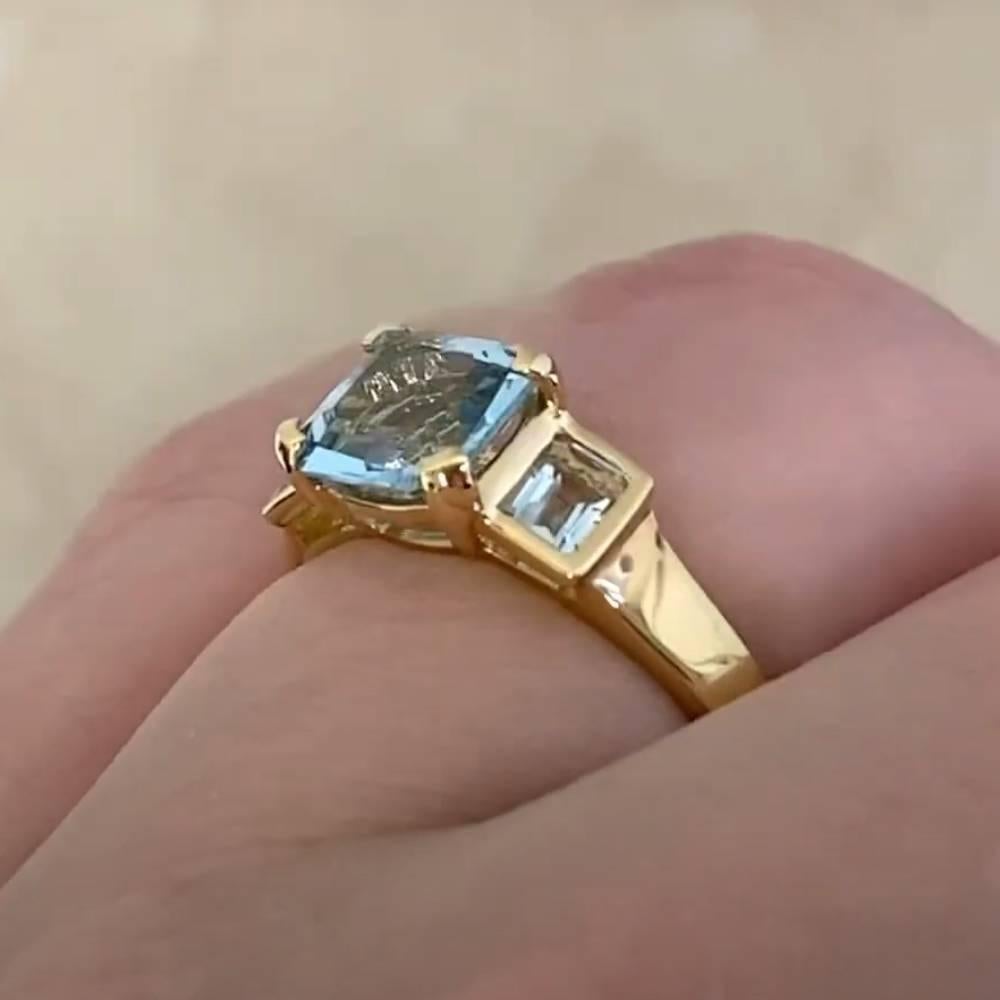 Asscher Cut Aquamarine Prong-Set Ring (Approx. 1.20-Carats), 18K Yellow Gold In Excellent Condition For Sale In New York, NY
