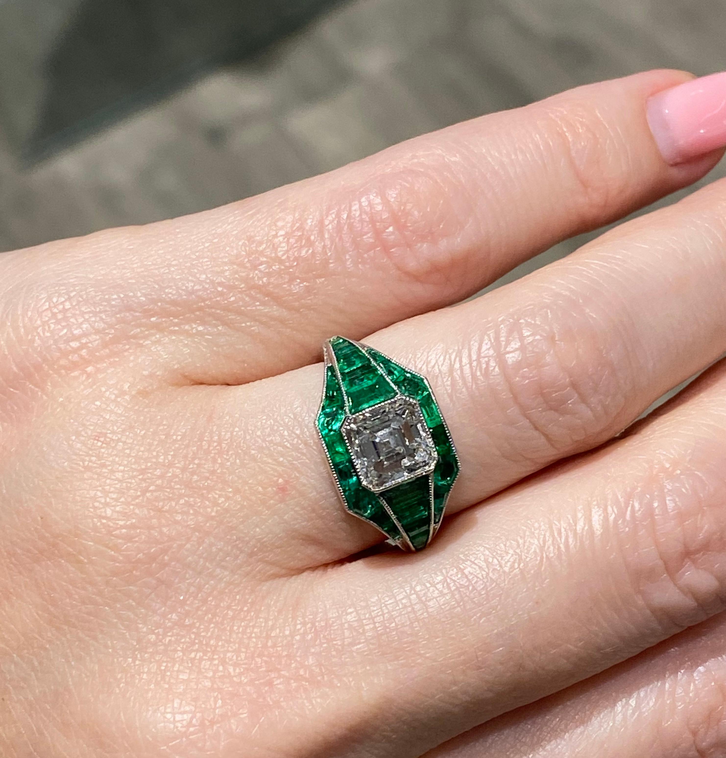 Bague Asscher, diamant taille 5,21 carats, émeraude et platine en vente 6