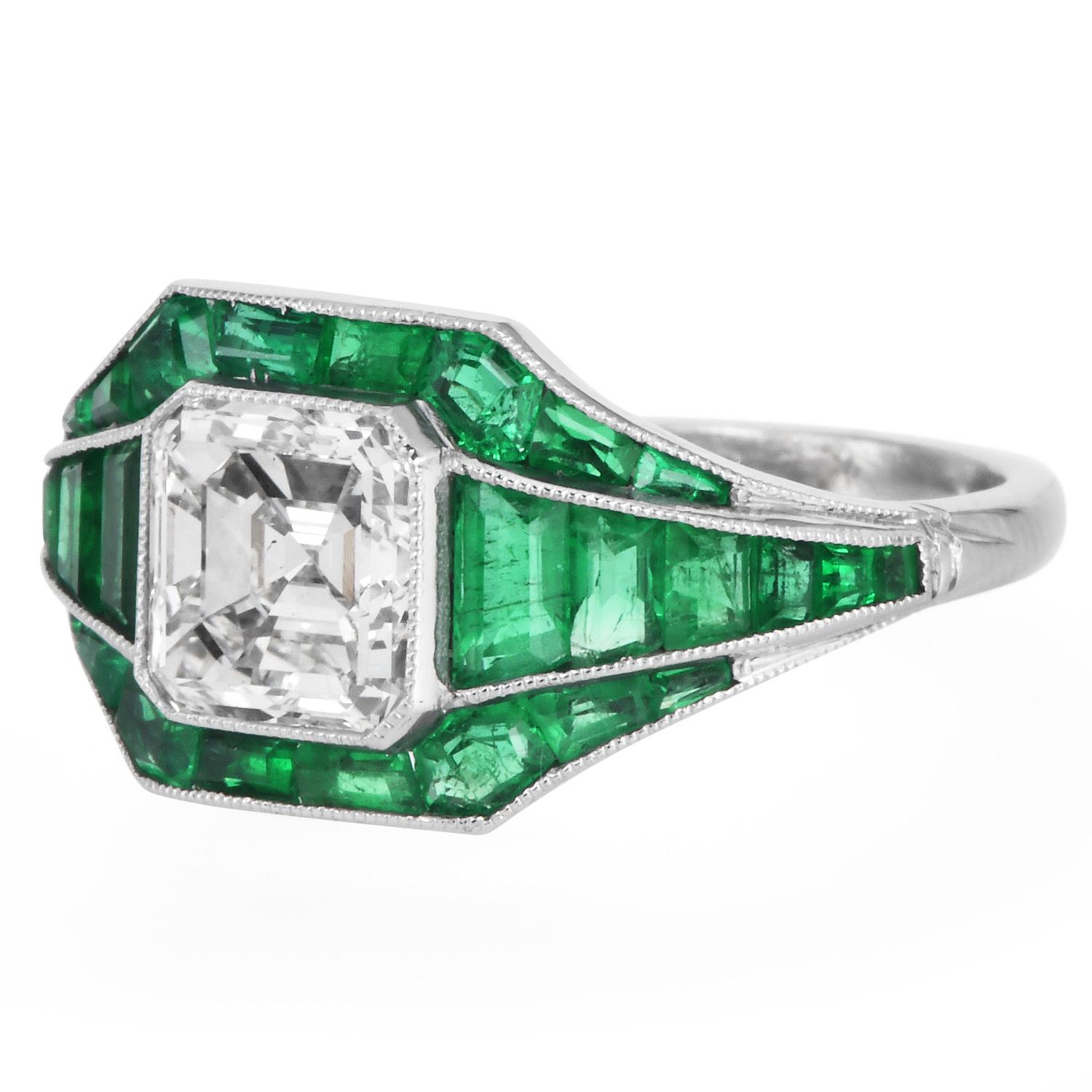 Art Déco Anello in platino con diamante taglio Asscher e smeraldo da 5,21 carati in vendita