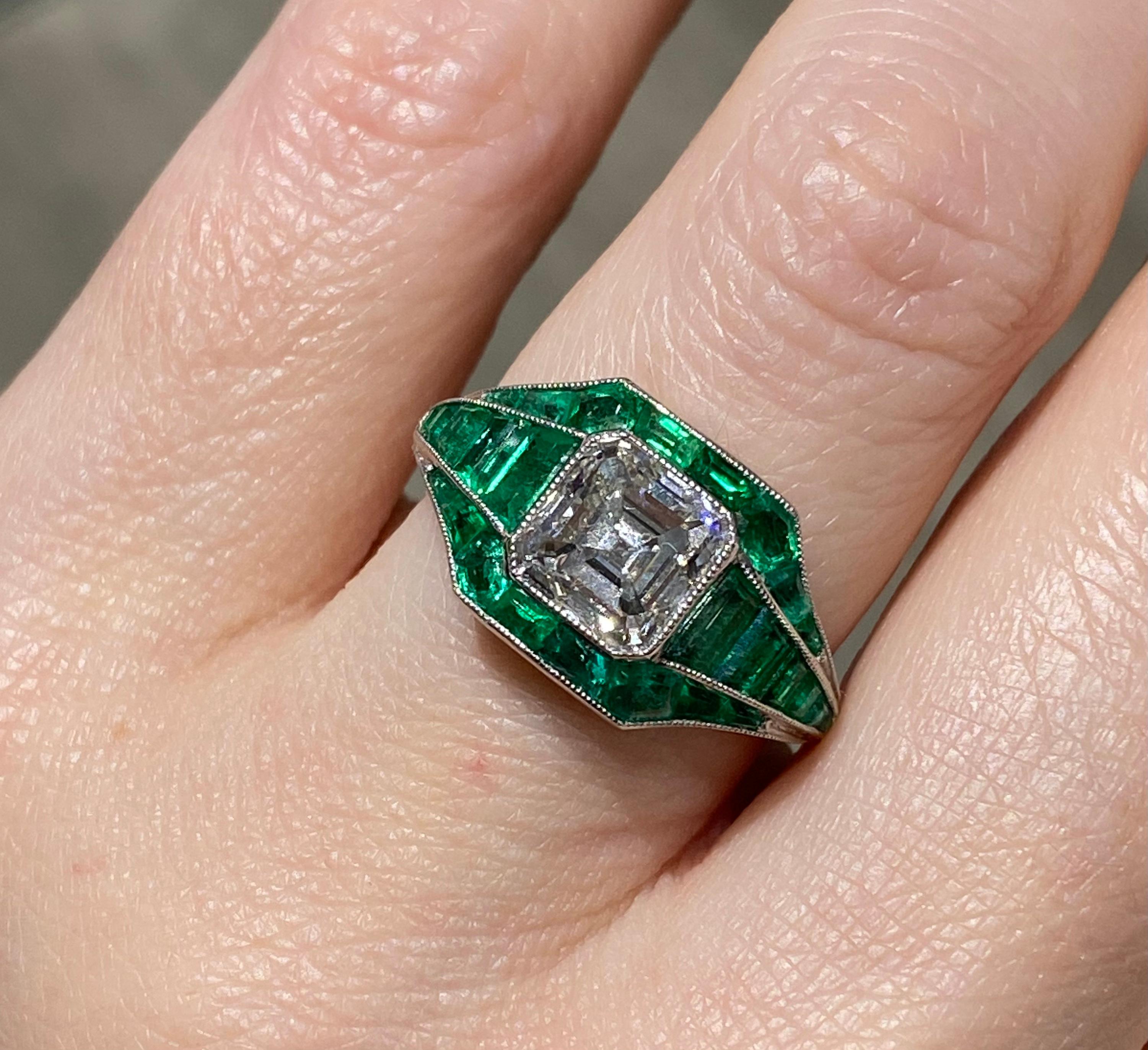Art déco Bague Asscher, diamant taille 5,21 carats, émeraude et platine en vente