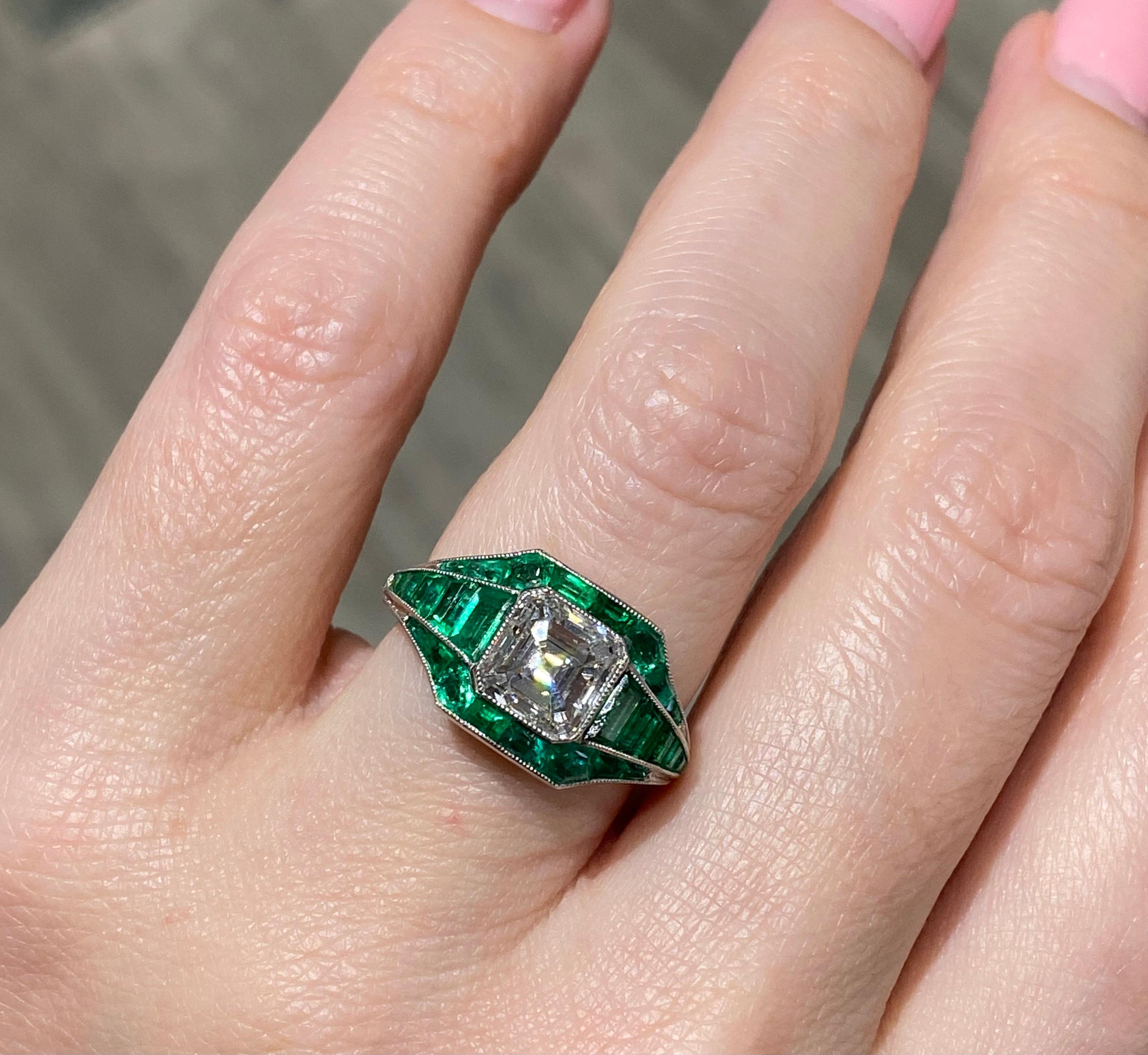 Bague Asscher, diamant taille 5,21 carats, émeraude et platine Excellent état - En vente à Miami, FL