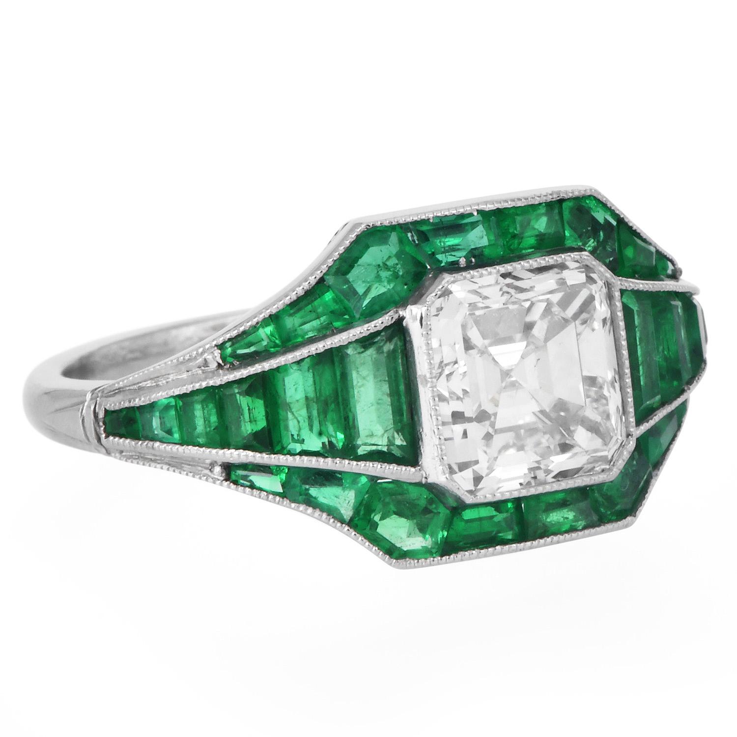 Anello in platino con diamante taglio Asscher e smeraldo da 5,21 carati in vendita 1