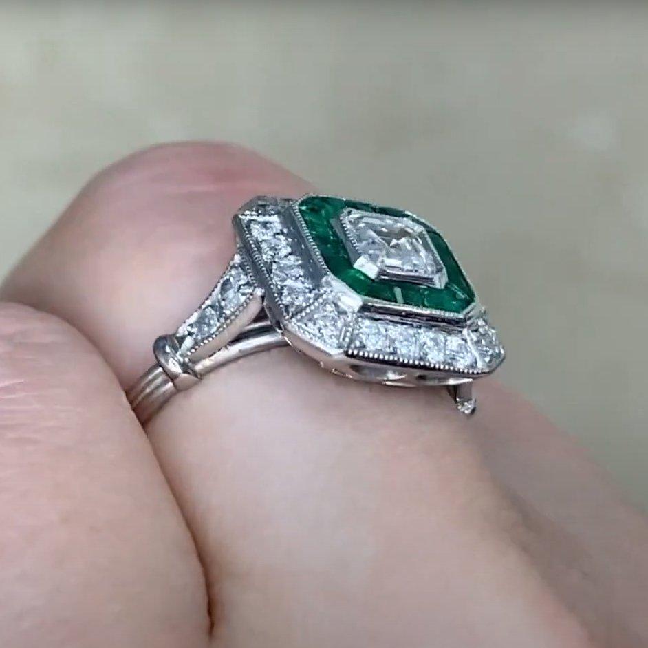 Anillo con halo de diamantes y esmeraldas talla Asscher (GIA aprox. 0,50 quilates), platino en Excelente estado para la venta en New York, NY