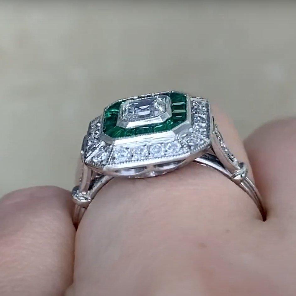 De las mujeres Anillo con halo de diamantes y esmeraldas talla Asscher (GIA aprox. 0,50 quilates), platino en venta