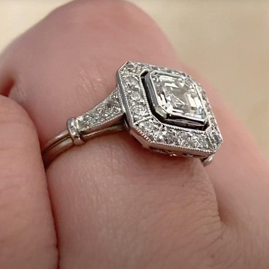 Taille Asscher Bague en platine ornée d'un halo de diamants taillés en Asscher (environ 1,00 carats selon la GIA) en vente