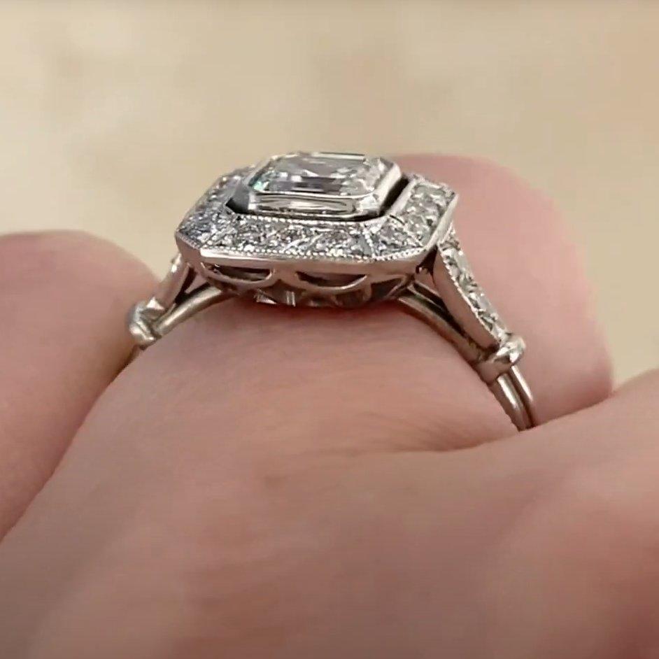 Bague en platine ornée d'un halo de diamants taillés en Asscher (environ 1,00 carats selon la GIA) Excellent état - En vente à New York, NY