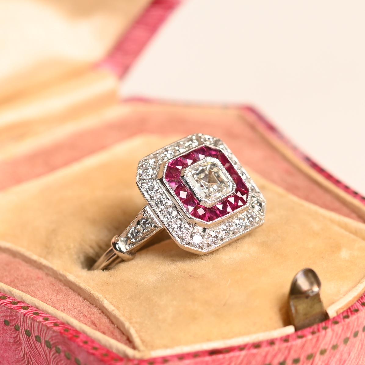 Este exquisito anillo de compromiso presenta un diseño atemporal centrado en un diamante de talla Asscher con certificado GIA y un peso aproximado de 0,50 quilates. Con un grado de color J y claridad VS2, el diamante es vivo y brillante, e irradia