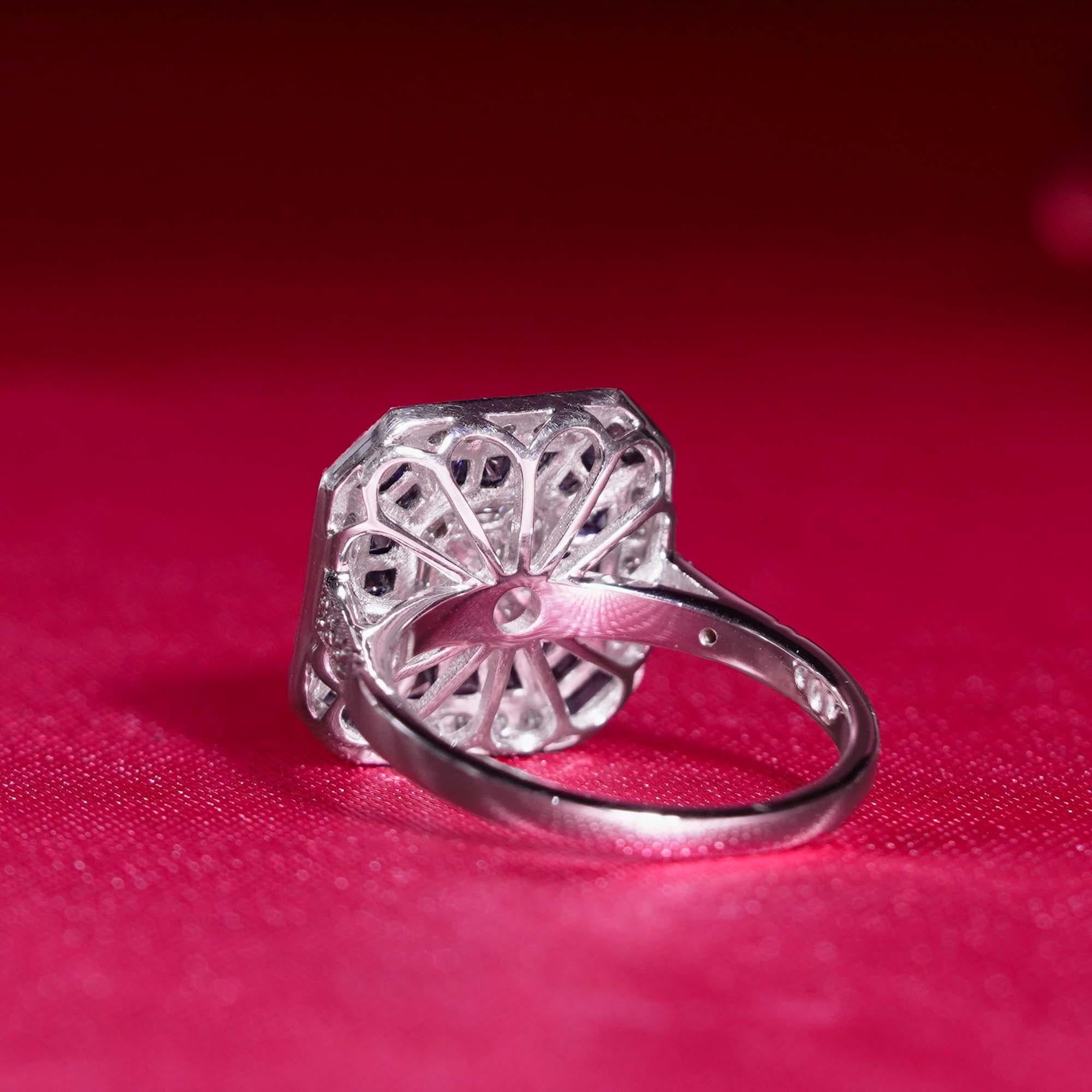 Bague en or hexagonale de style art déco, sertie de diamants Asscher et de saphirs bleus en vente 2