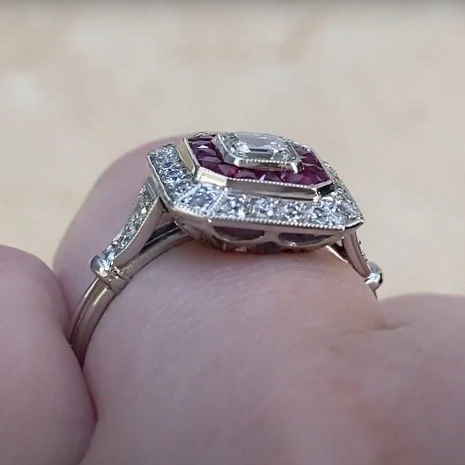 Donna Anello con doppio diamante taglio Asscher e rubino (GIA circa 0,50 carati) in platino in vendita