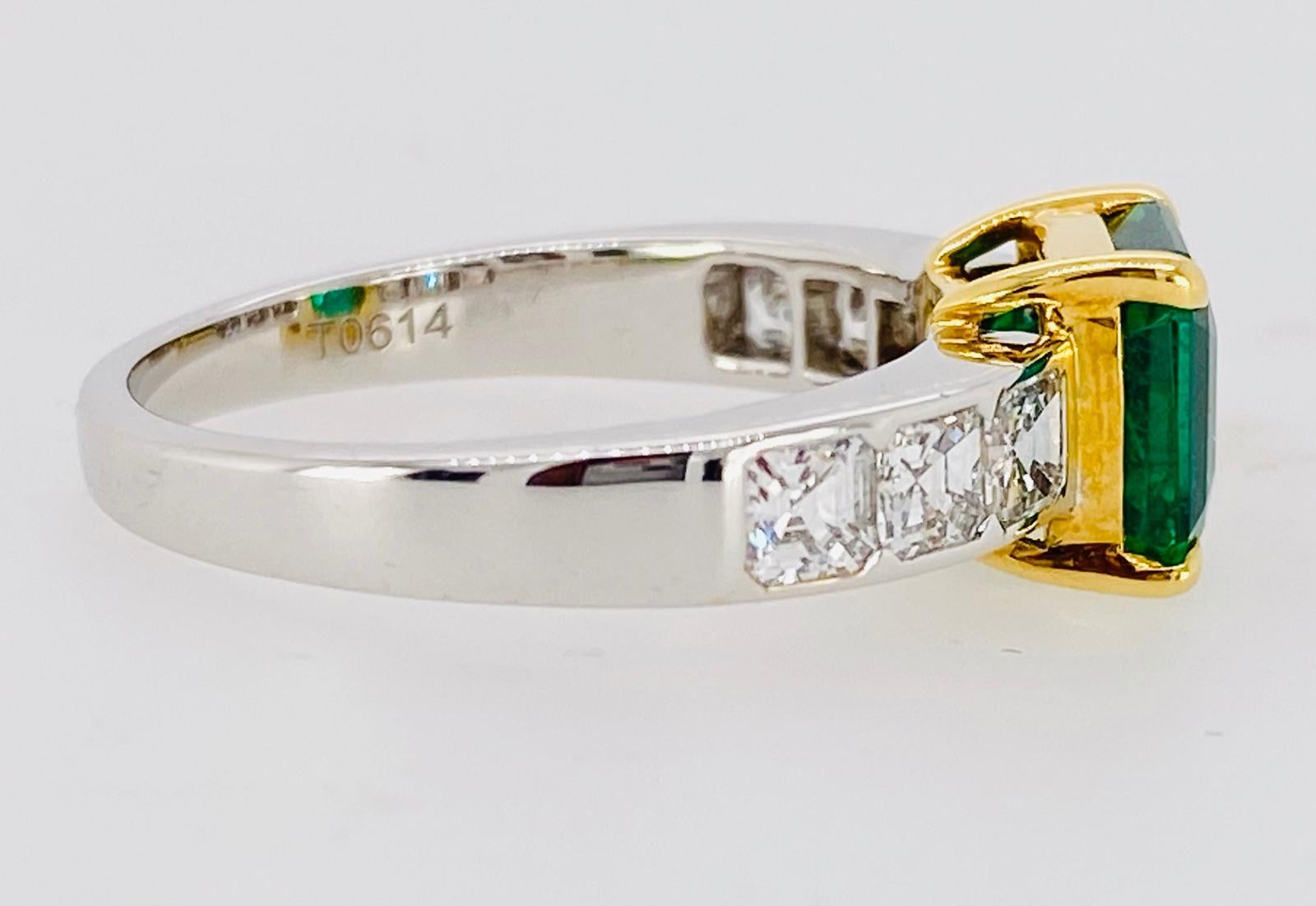 Une émeraude unique de taille Asscher, rehaussée de six diamants gradués de taille Asscher, est sertie dans une monture en or blanc et jaune 18 carats fabriquée à la main.
Certifié, couleur vive Emeraude.

Émeraude :  1,95 carats, environ 7 mm x 7