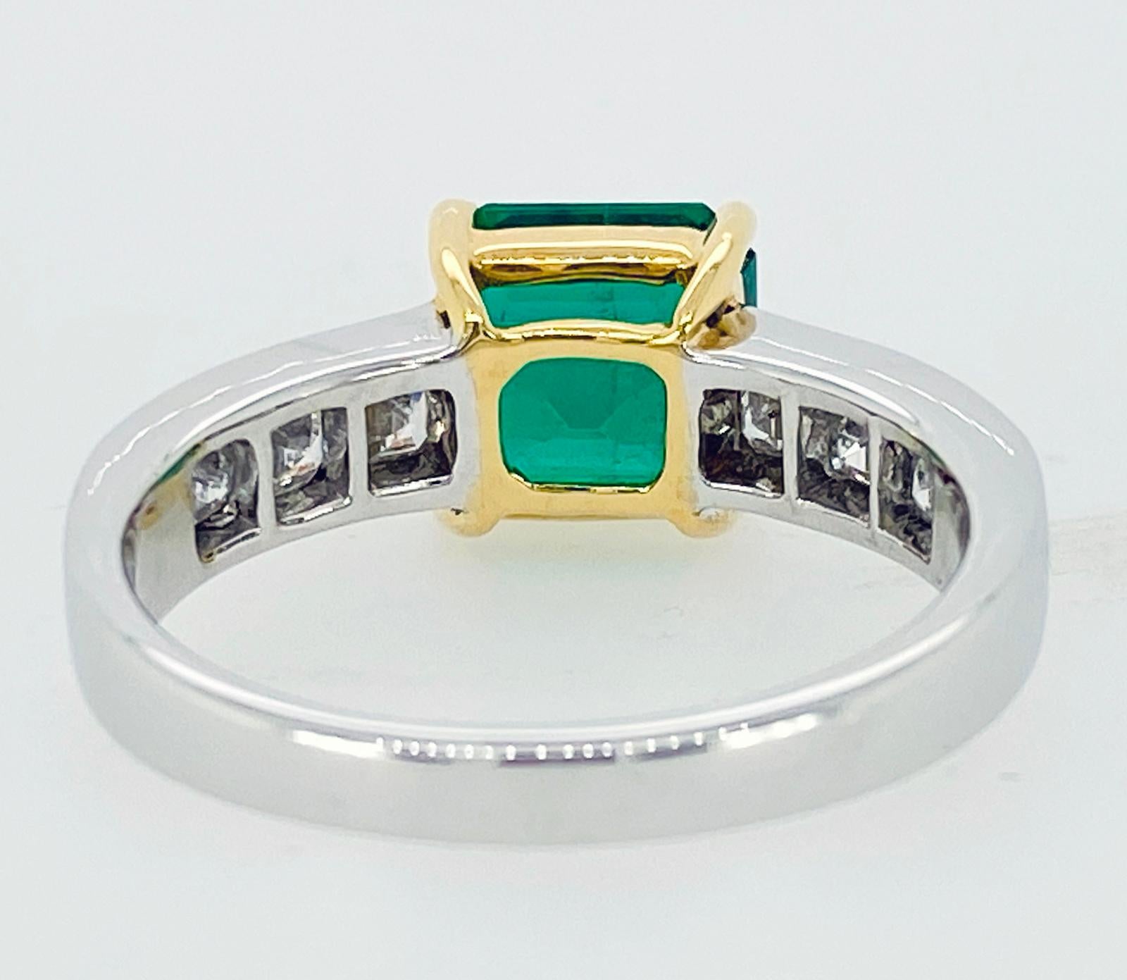 Taglio Asscher Anello con smeraldo e diamante taglio Asscher in vendita