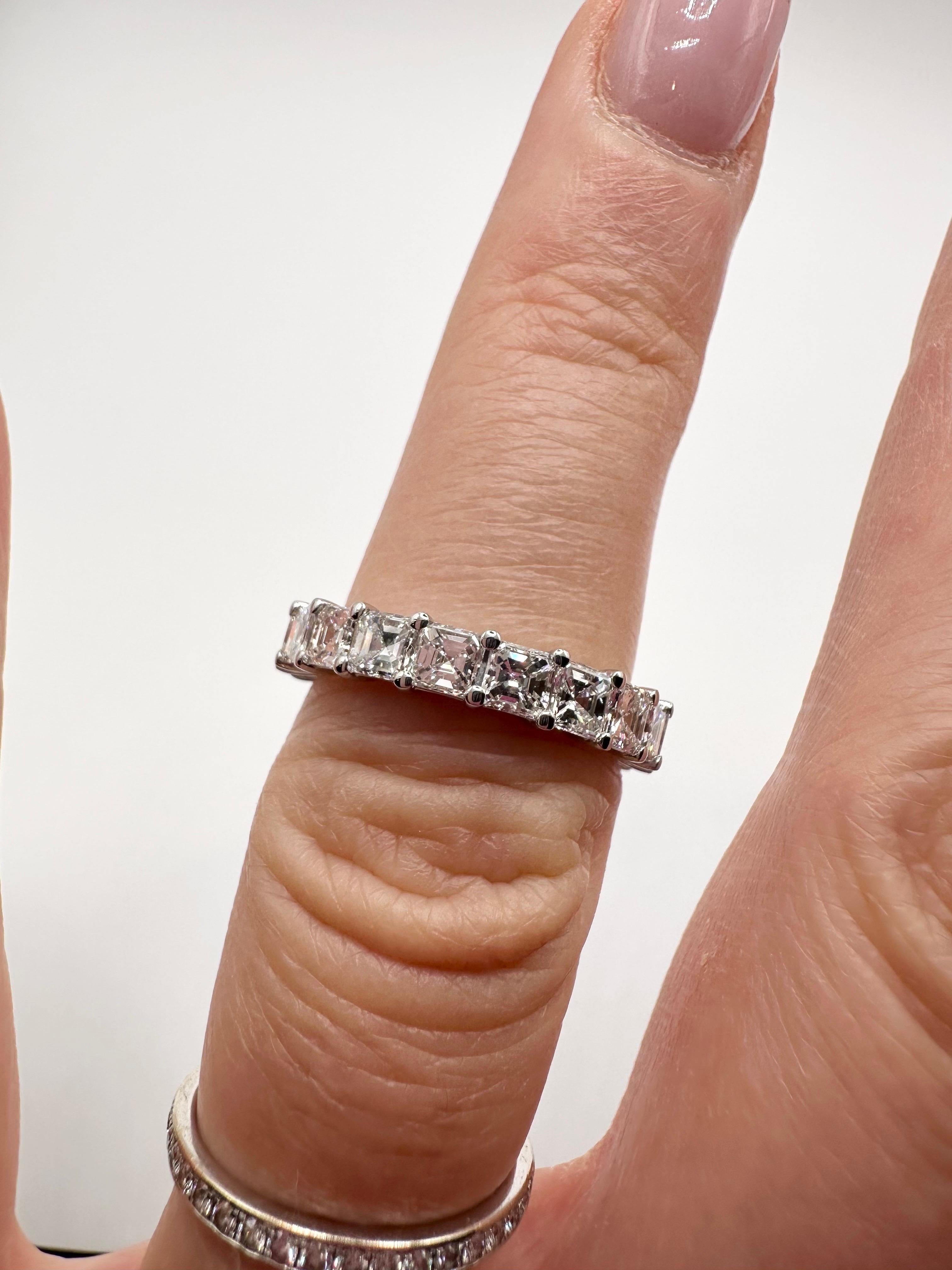 Une trouvaille rare ! Bague d'éternité en diamant faite avec des diamants de taille asscher en platine, les diamants totalisent 3 carats de pureté VS et de couleur F. La bague est livrée avec une évaluation et un bel emballage.

Le certificat