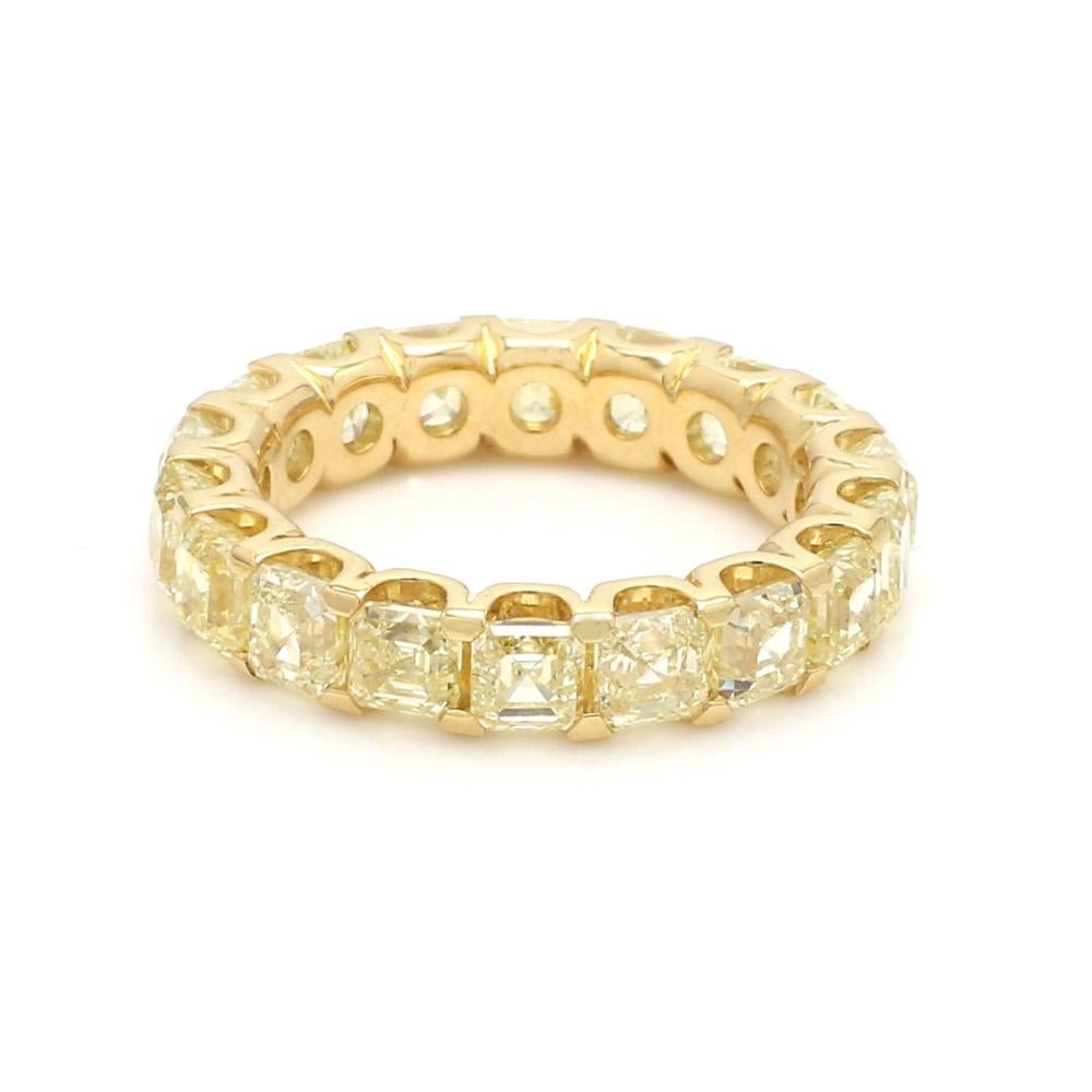 Bague en or 18K avec diamants jaunes

Cet élégant anneau présente une série de diamants jaunes de taille Asscher, chacun exsudant une teinte jaune vibrante. Les diamants sont sertis dans un anneau d'or 18 carats sans soudure, ce qui met en valeur