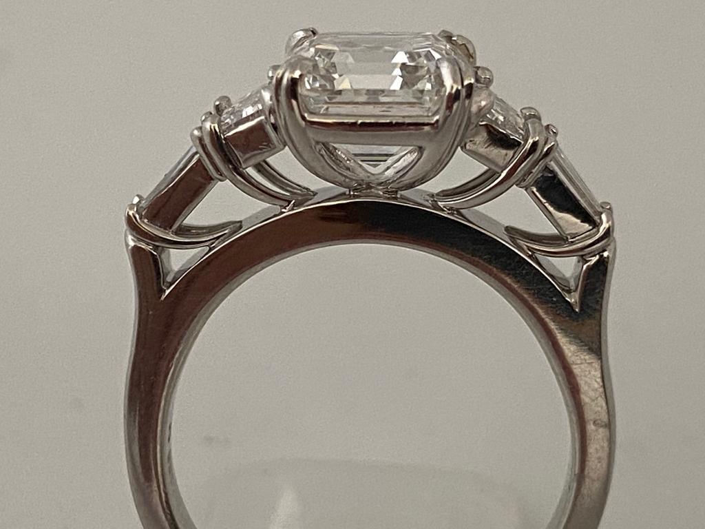 Asscher Diamond Ring 4.26 Carat Total Weight in Platinum  In New Condition For Sale In Ramat Gan, IL