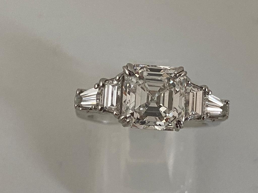 Asscher Diamond Ring 4.26 Carat Total Weight in Platinum  For Sale 1