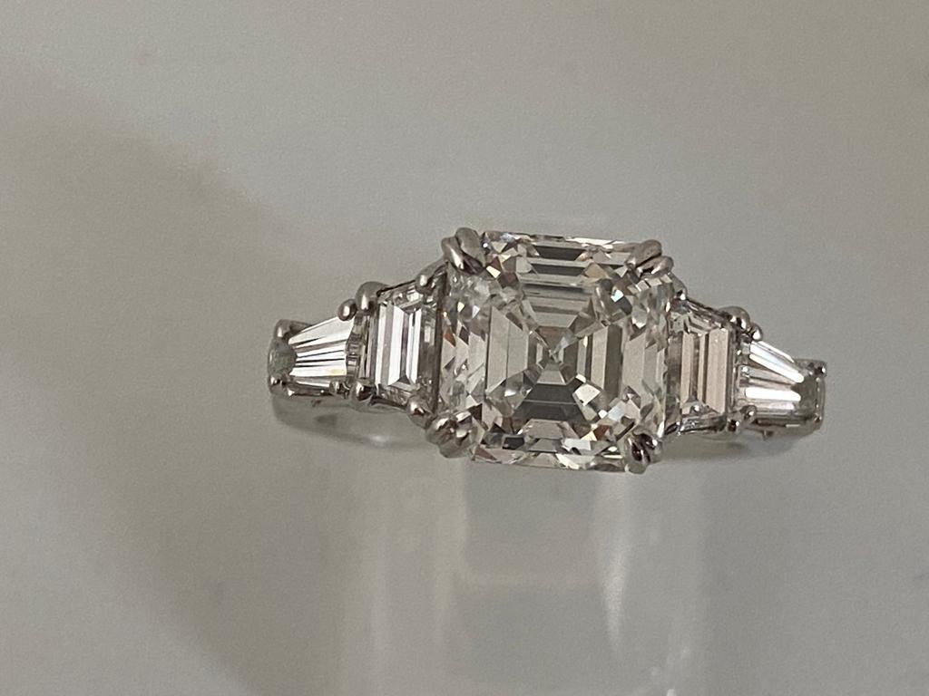 Asscher Diamond Ring 4.26 Carat Total Weight in Platinum For Sale 1