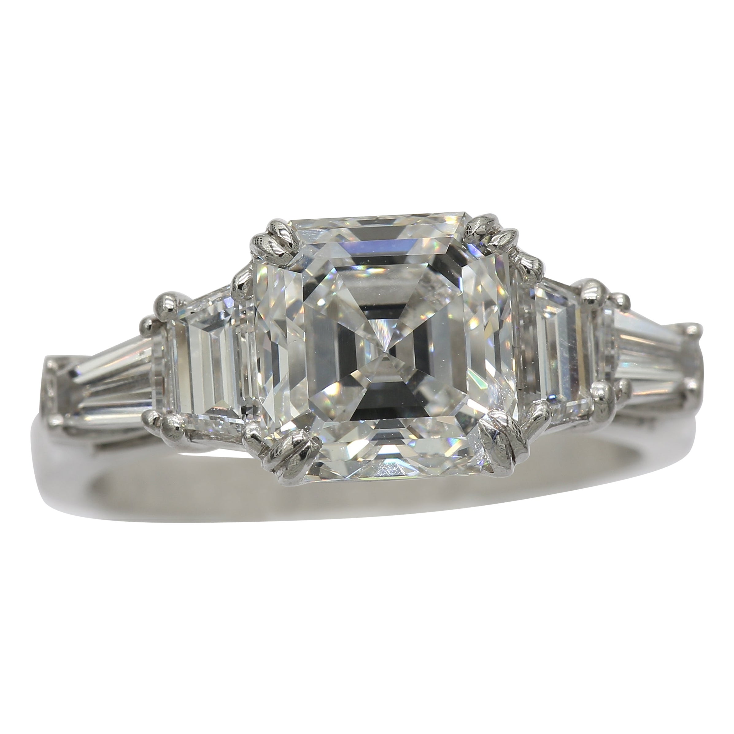 Asscher Bague en platine avec diamants de 4,26 carats de poids total en vente