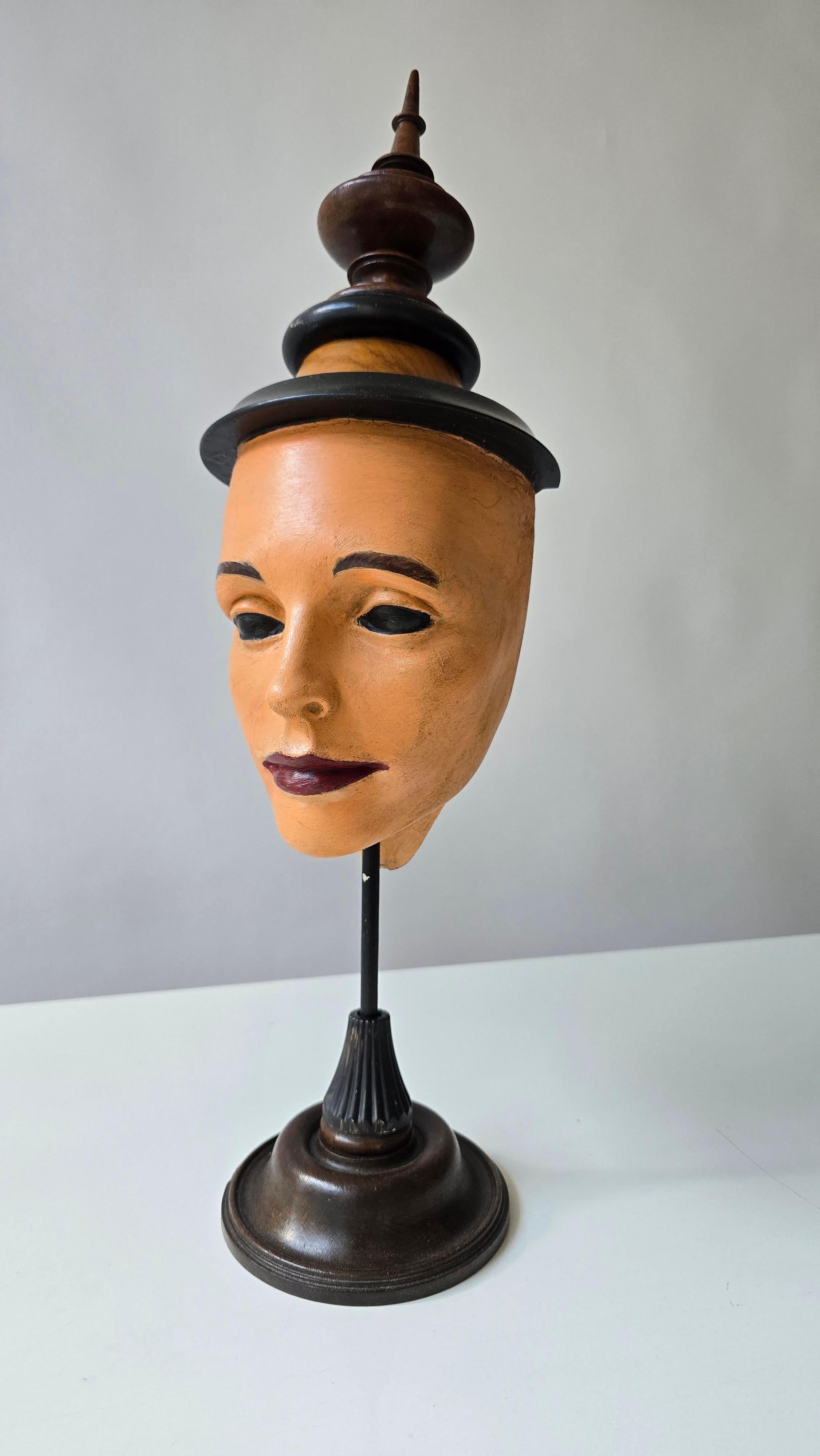 Sculpture d'assemblage contemporaine dans le style de l'art outsider et du design éclectique.

Une sculpture d'assemblage unique combinant le bois, le métal et un masque vintage en un puissant objet d'art contemporain. 

Une œuvre d'art intrigante