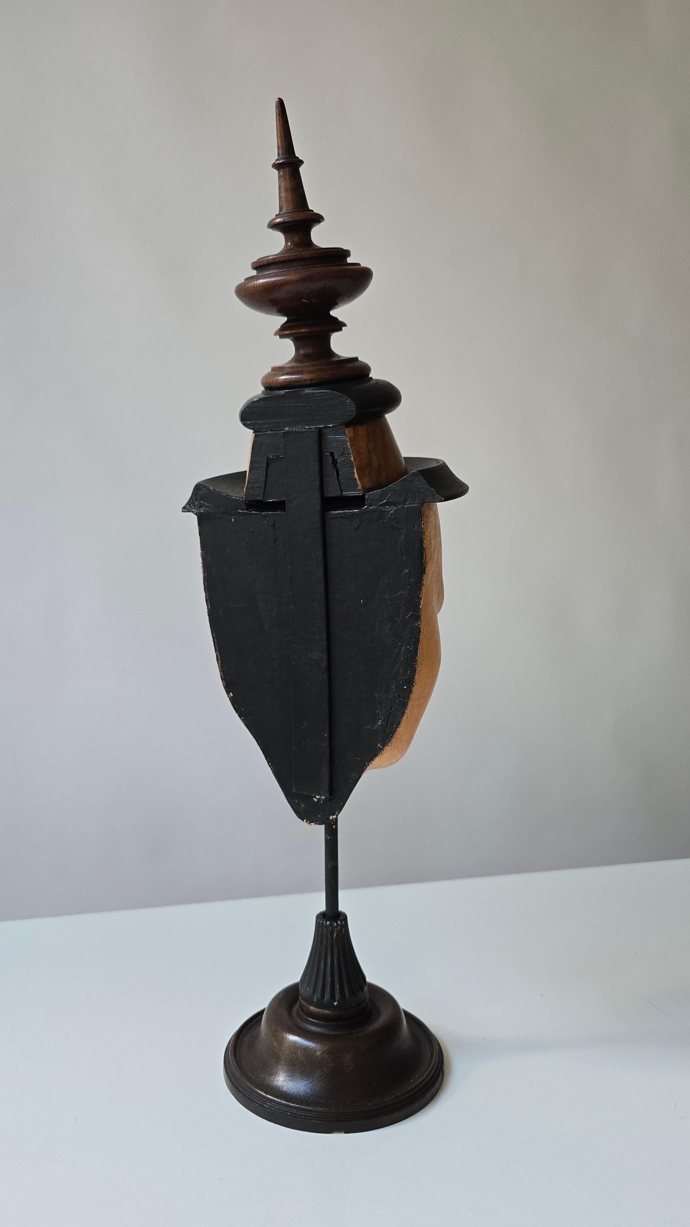 Belge Assemblage Masque Sculpture en bois et métal, Contemporain en vente