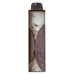 Ensamblaje nº 08 - Escultura mural minimalista de acero soldado y objetos encontrados