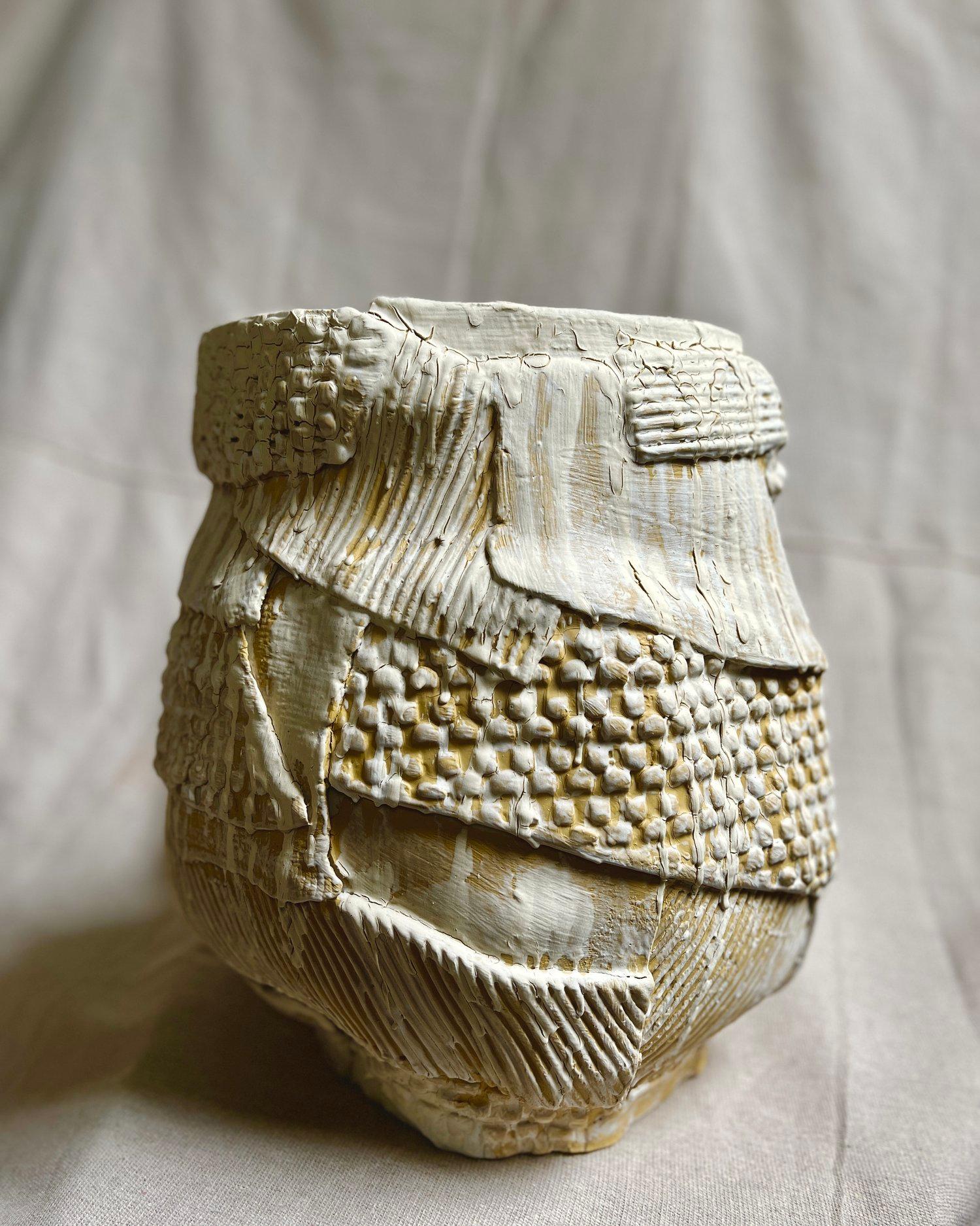 Elevando l'arte dell'imperfezione, il Vaso Assemblaggio Giallo Vanadio incarna la venerata filosofia giapponese del wabi-sabi. Realizzato con un'attenzione meticolosa ai dettagli, questo squisito vaso in porcellana è stato sottoposto a diverse
